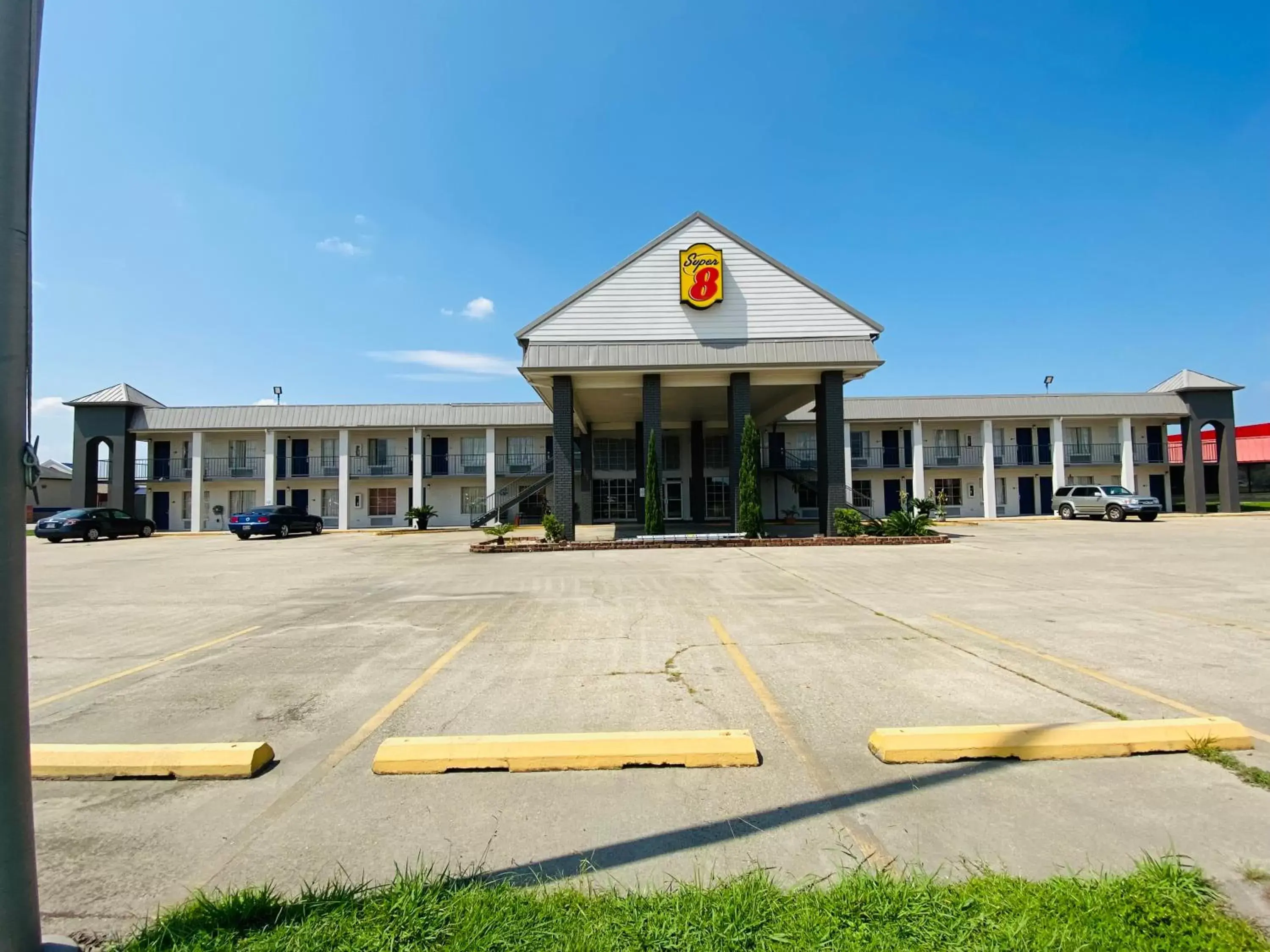 Property building in Super 8 by Wyndham New Iberia Property building in Super 8 by Wyndham New Iberia
