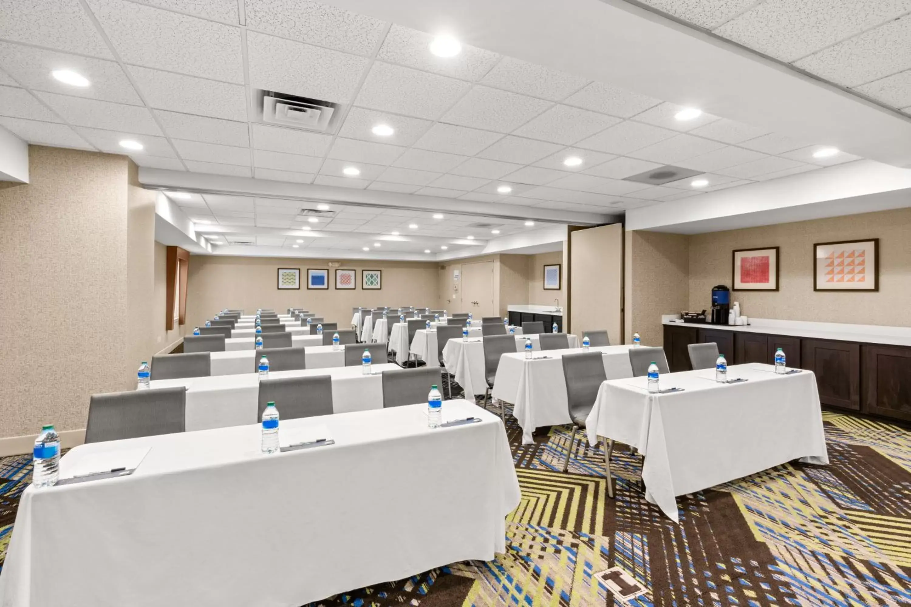 Meeting/conference room in Holiday Inn Express and Suites Sumner, an IHG Hotel