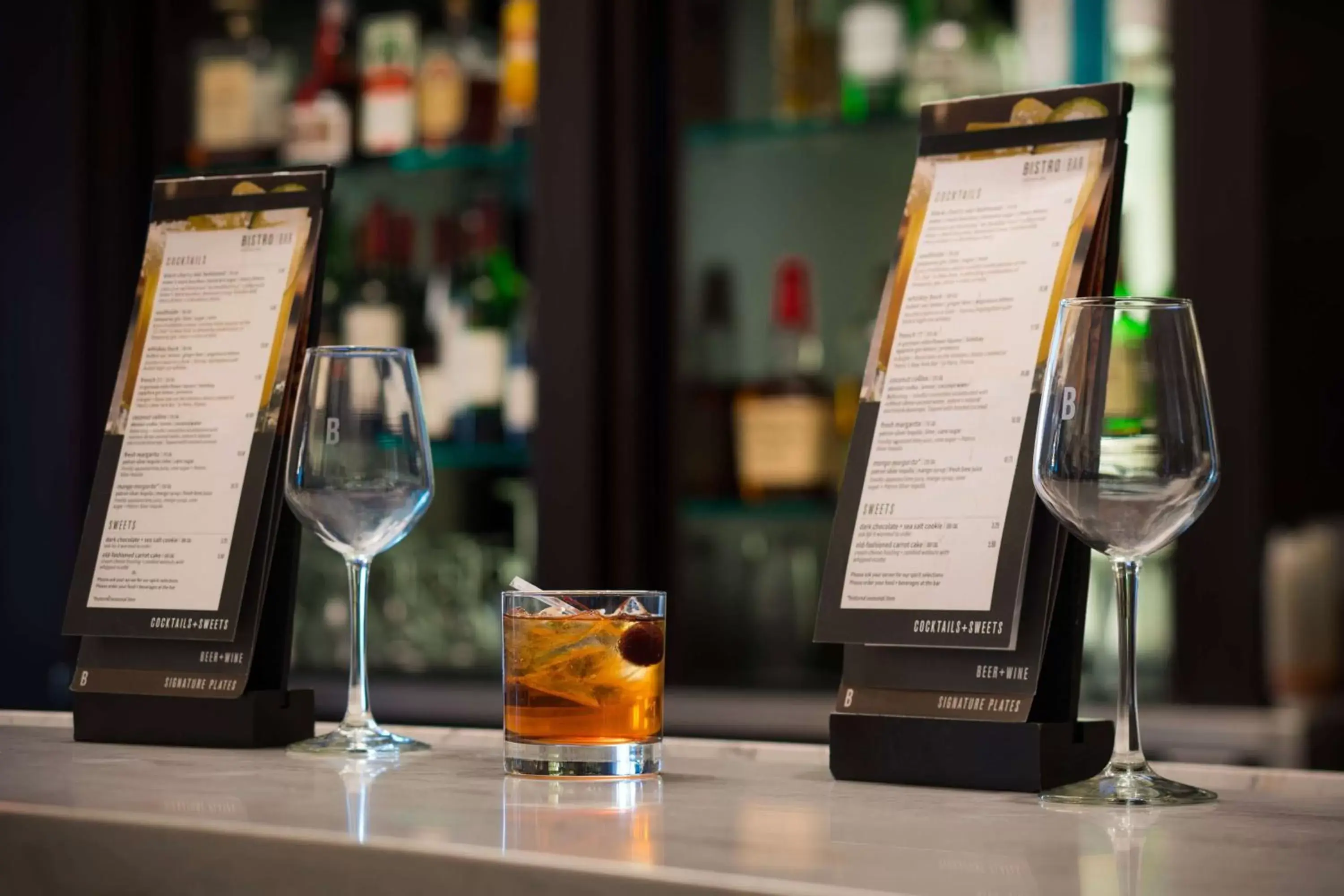 Lounge or bar in Sonesta Select Phoenix Camelback Lounge or bar in Sonesta Select Phoenix Camelback