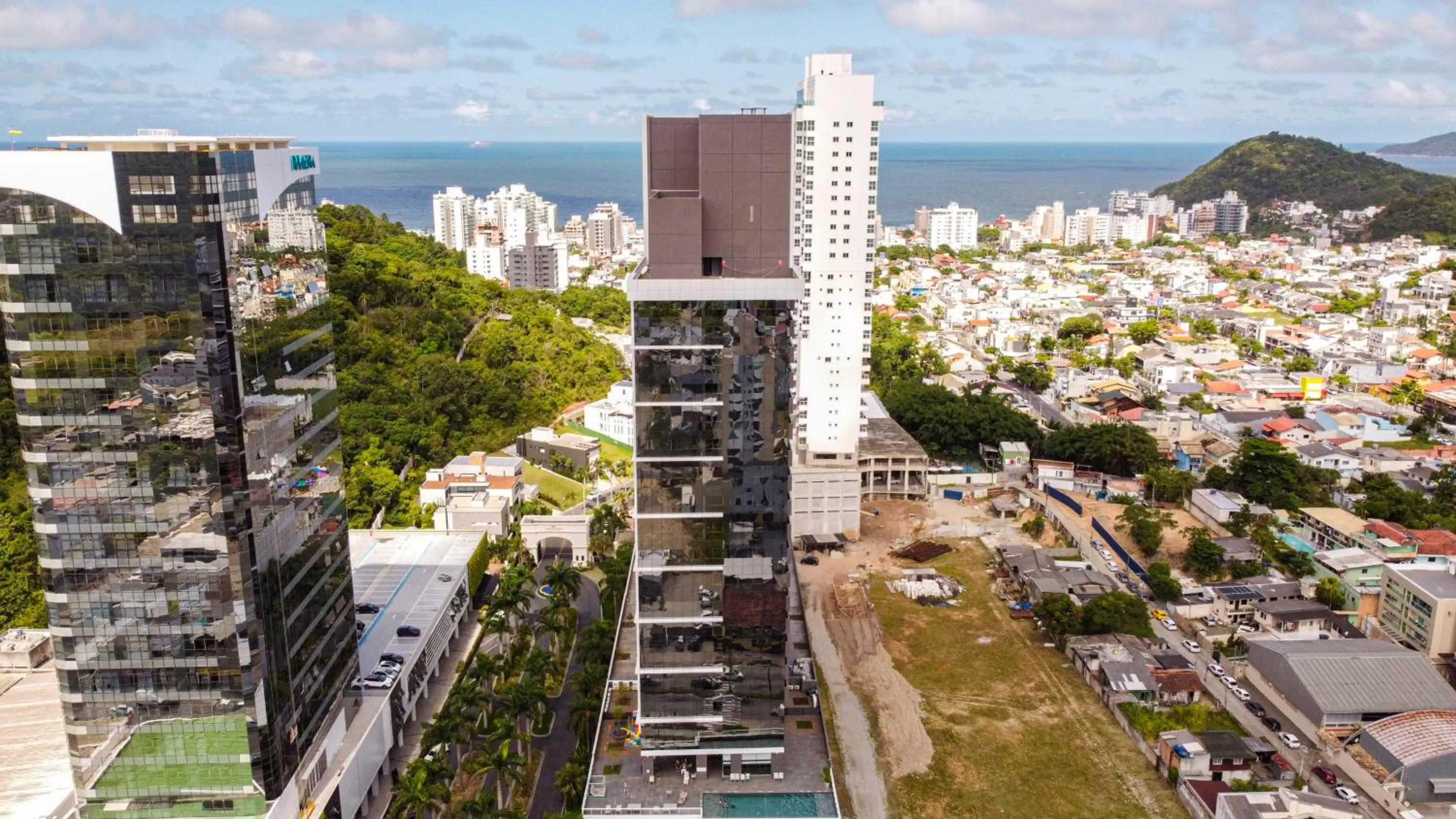 Property building in Hilton Garden Inn Praia Brava