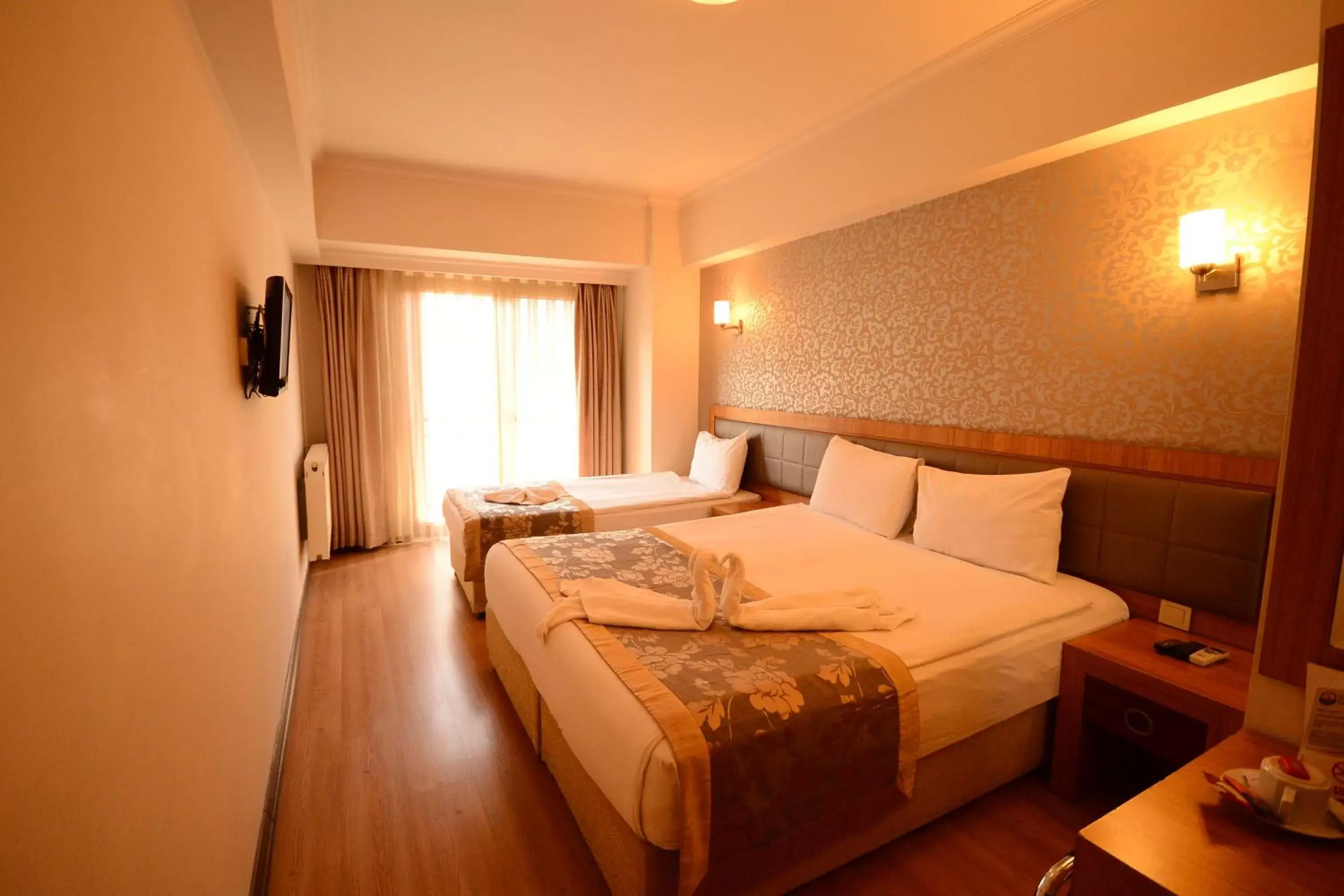 Photo of the whole room, Bed in Grand Anzac Hotel Photo of the whole room, Bed in Grand Anzac Hotel