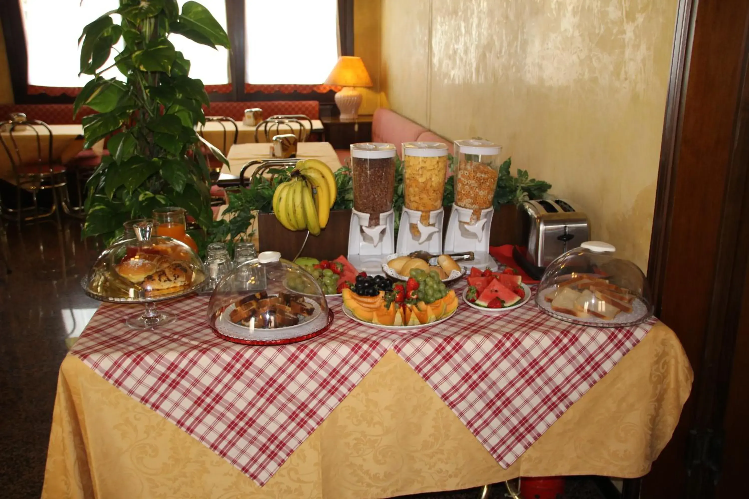 Dining area in Albergo Ristorante Leon d'Oro