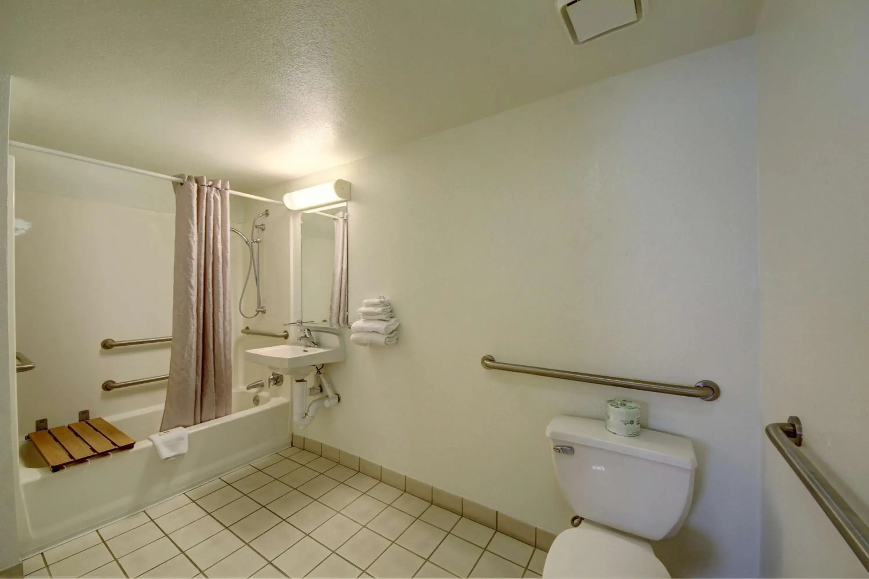 Shower, Bathroom in Motel 6-San Antonio, TX - Downtown - Market Square