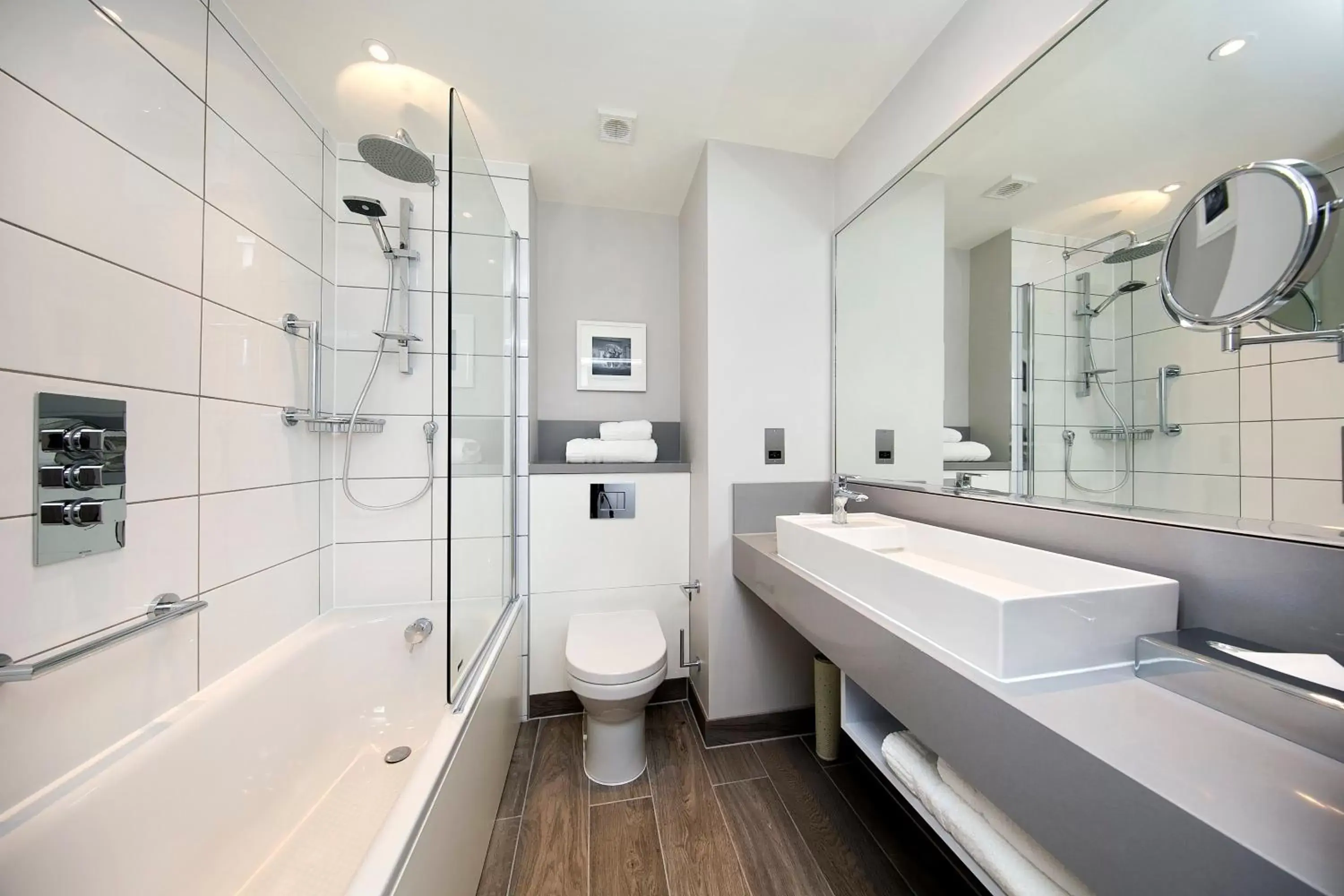 Bathroom in Holiday Inn London-Shepperton, an IHG Hotel