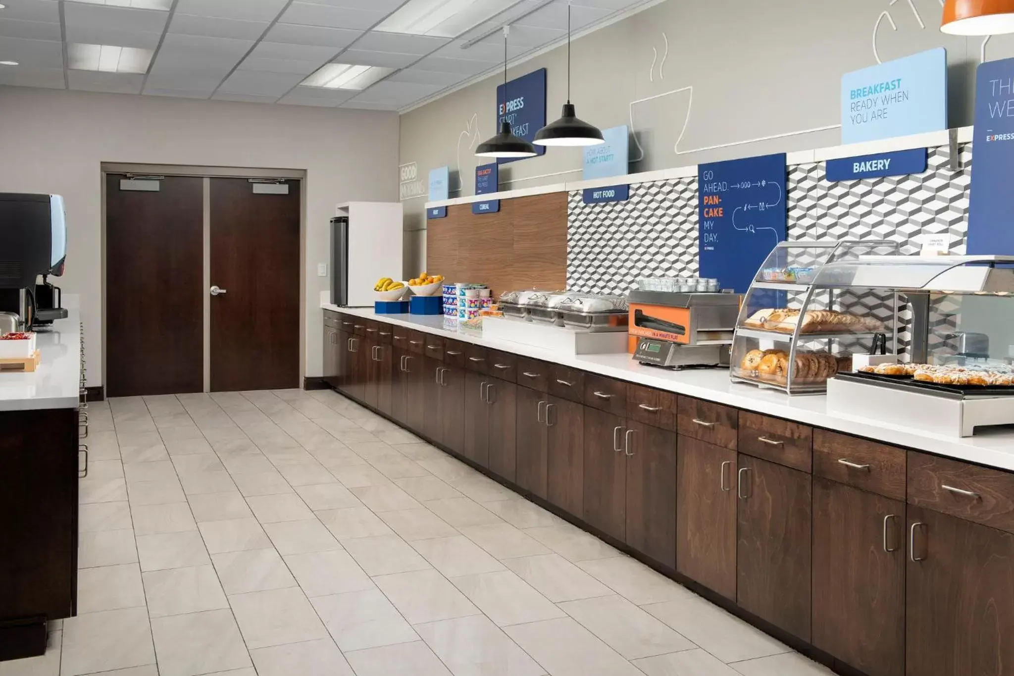 Breakfast, Kitchen/Kitchenette in Holiday Inn Express Hotel & Suites Knoxville-Clinton, an IHG Hotel