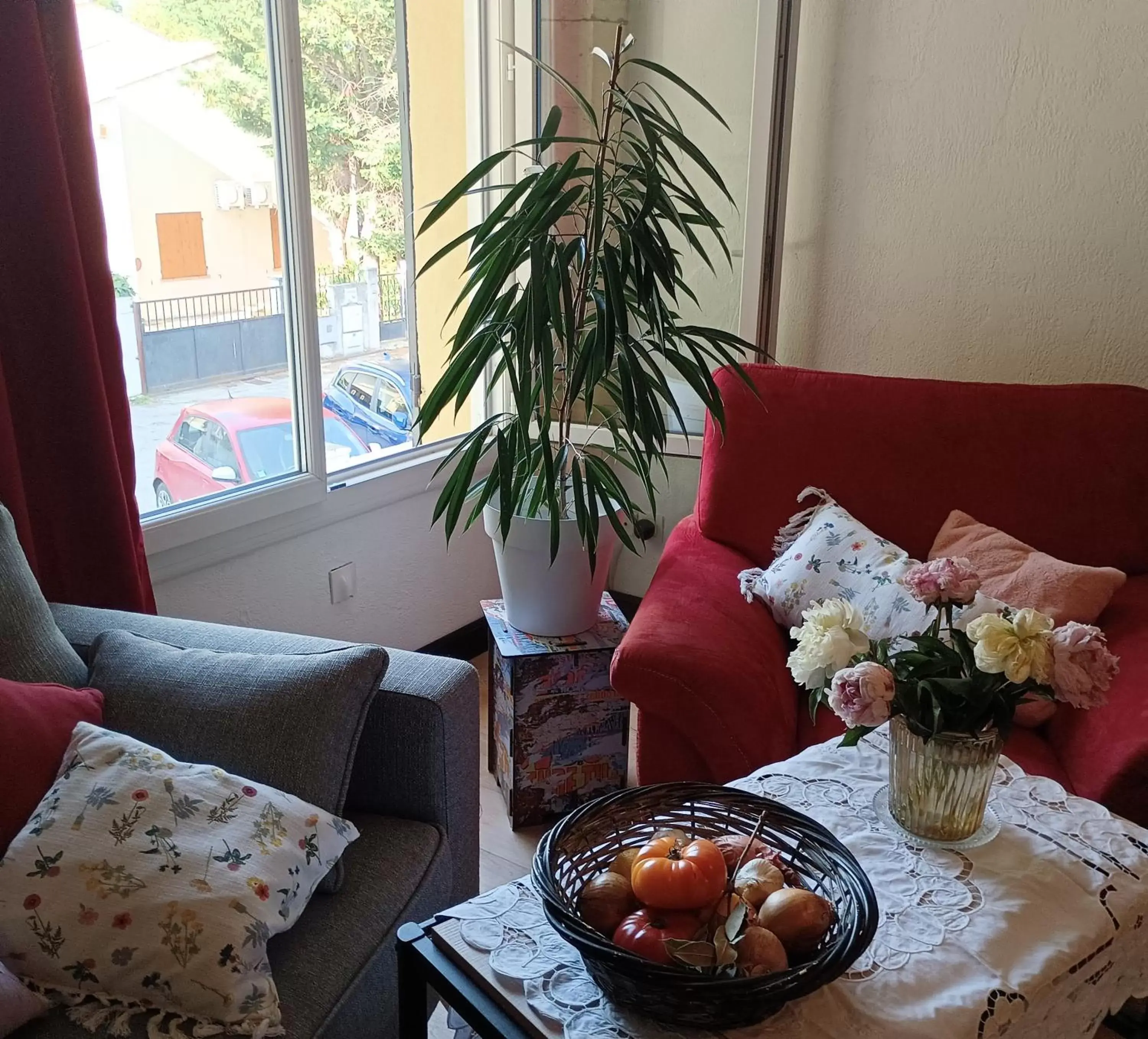 Seating area, Bed in Chambre Cassis