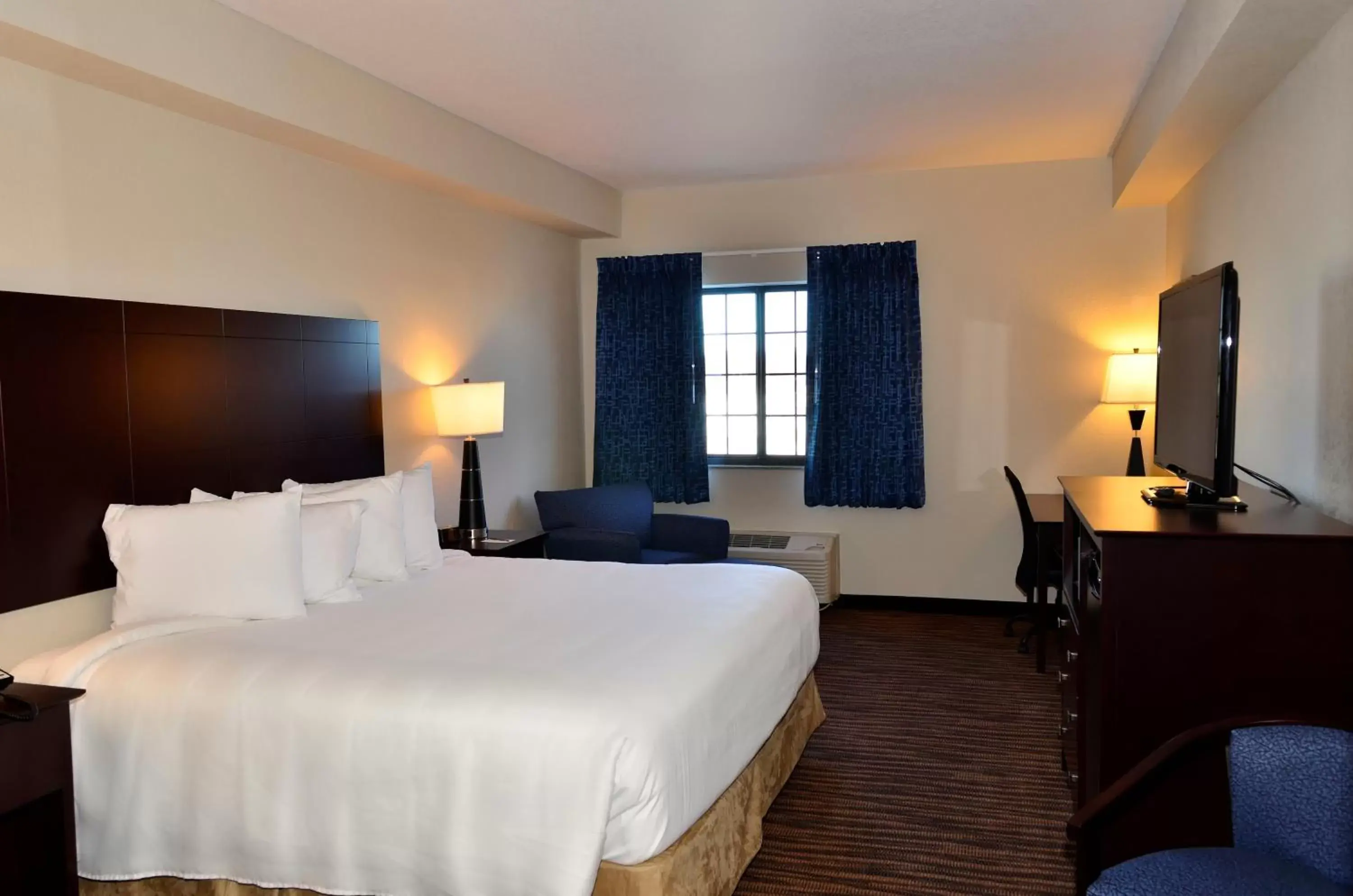 TV and multimedia, Bed in Cobblestone Inn & Suites - Holstein