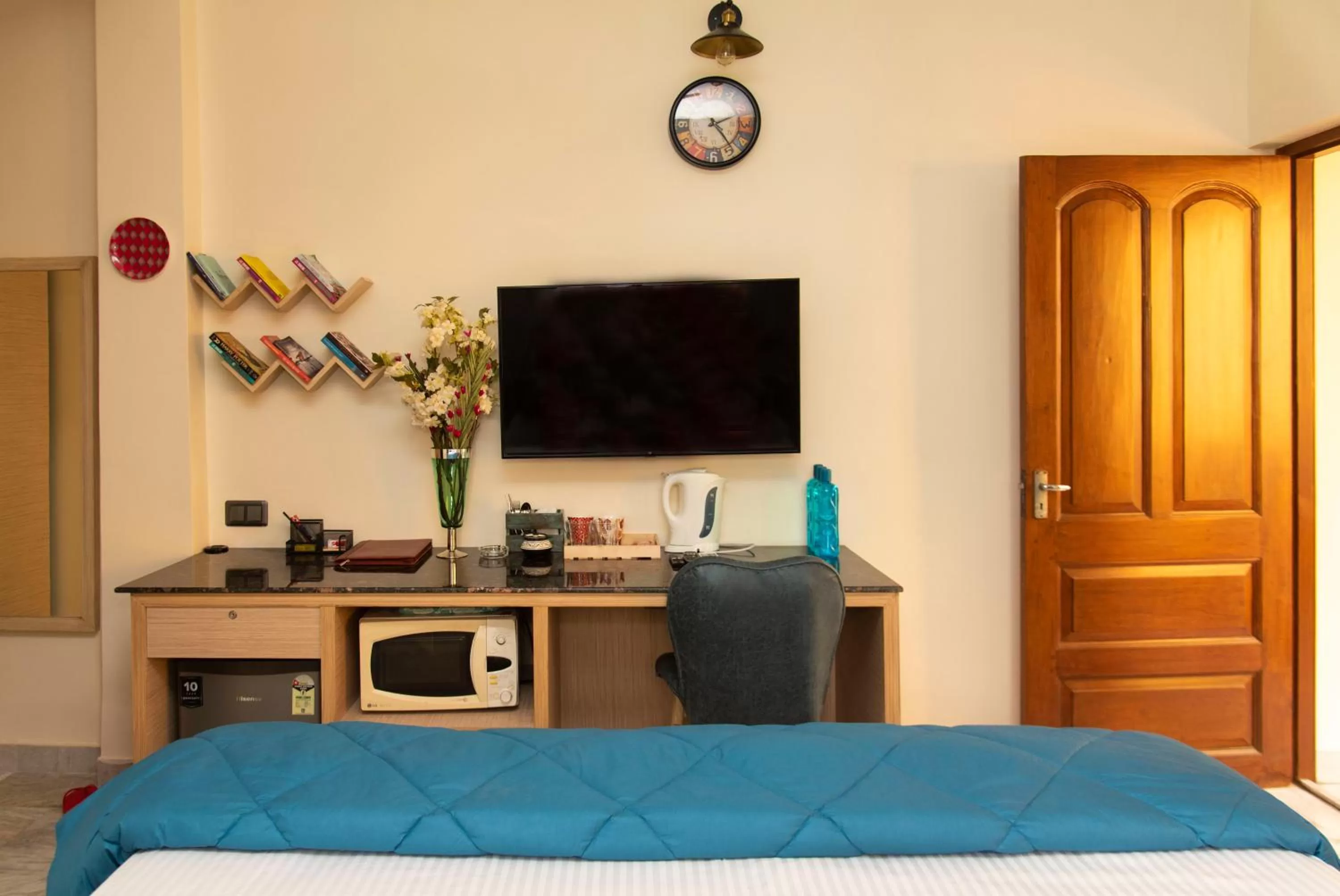 Communal lounge/ TV room, Bed in J's Nest