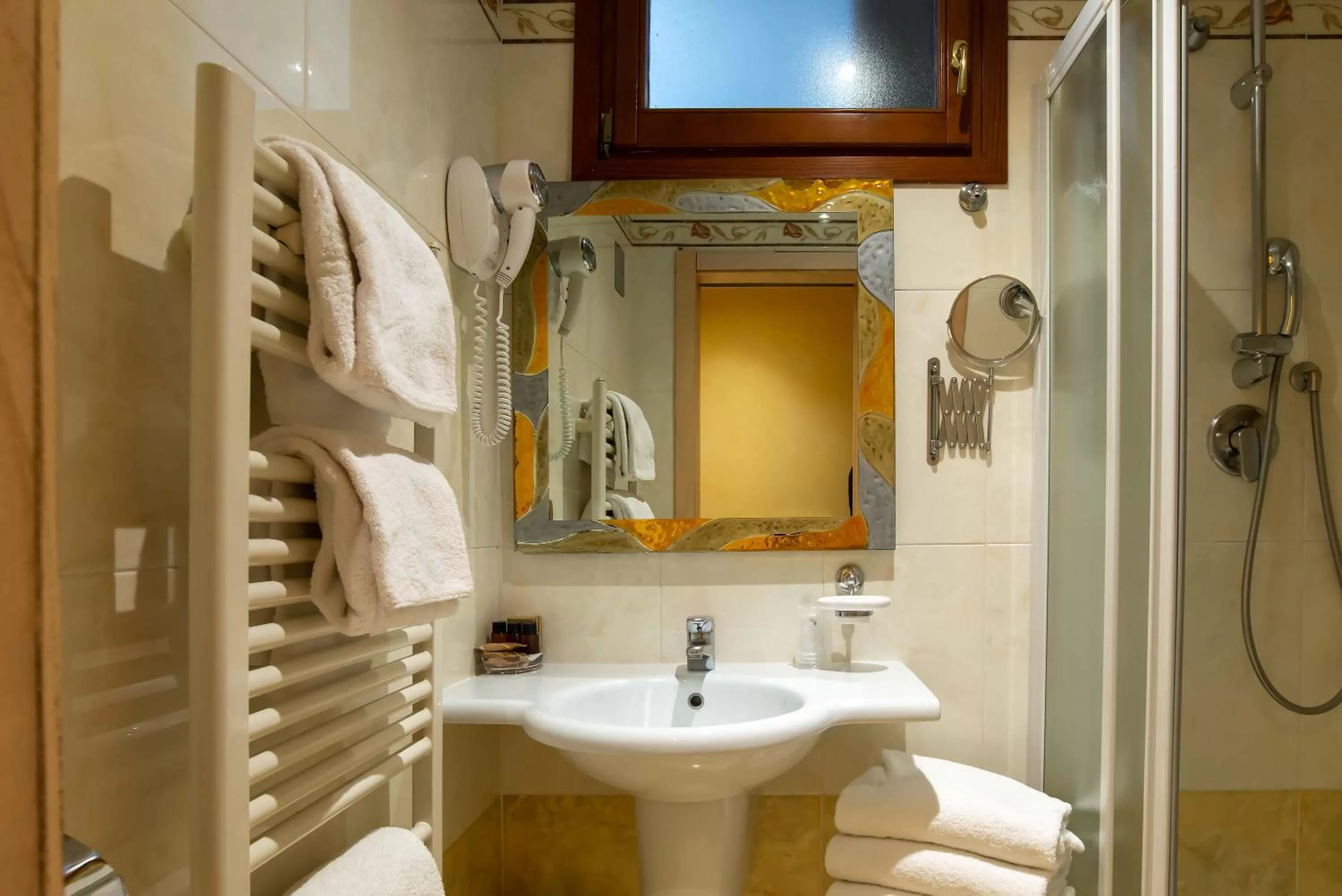 Shower in Hotel Alba Palace