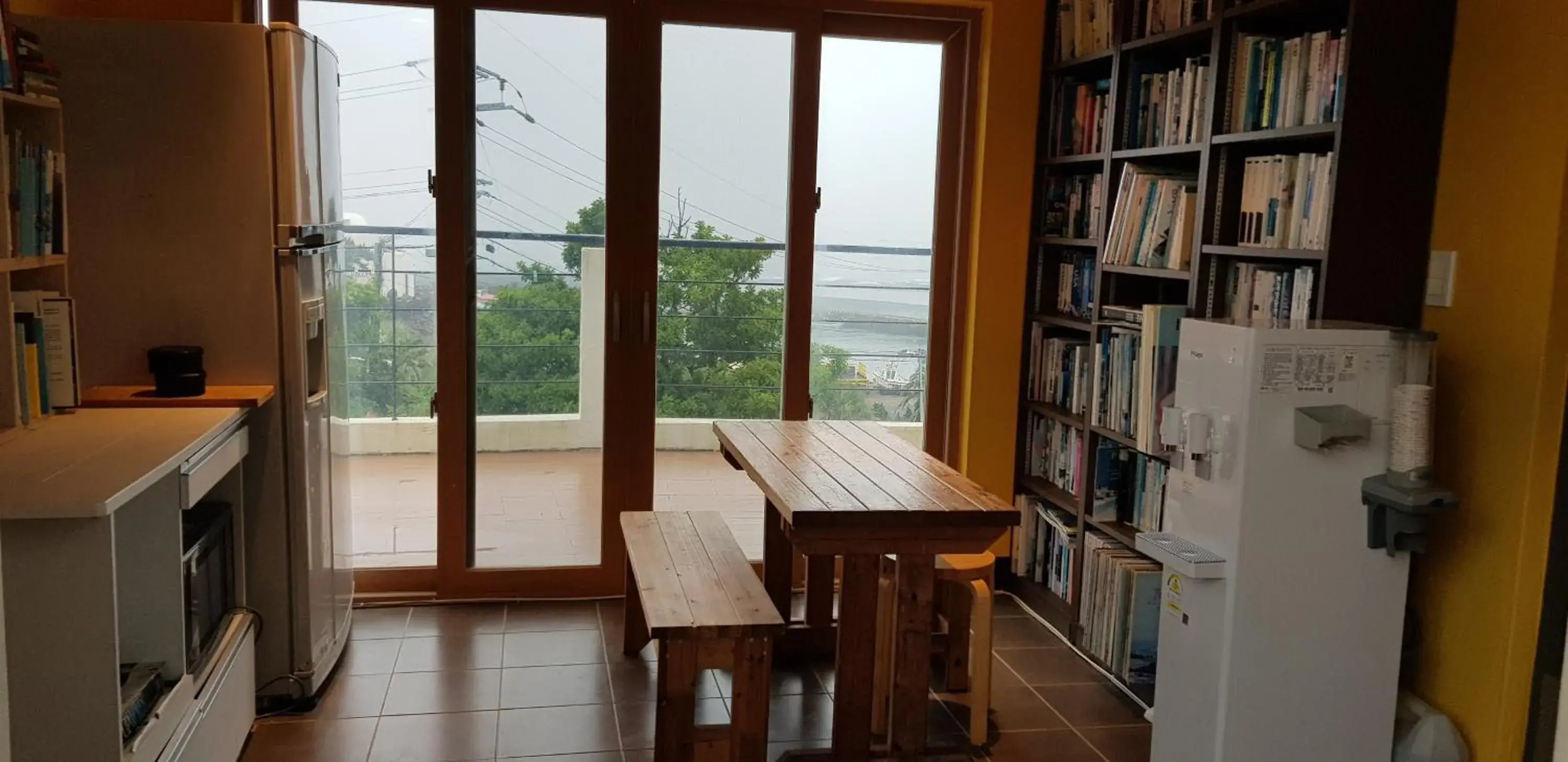 Library in JEJU Doldam B&B