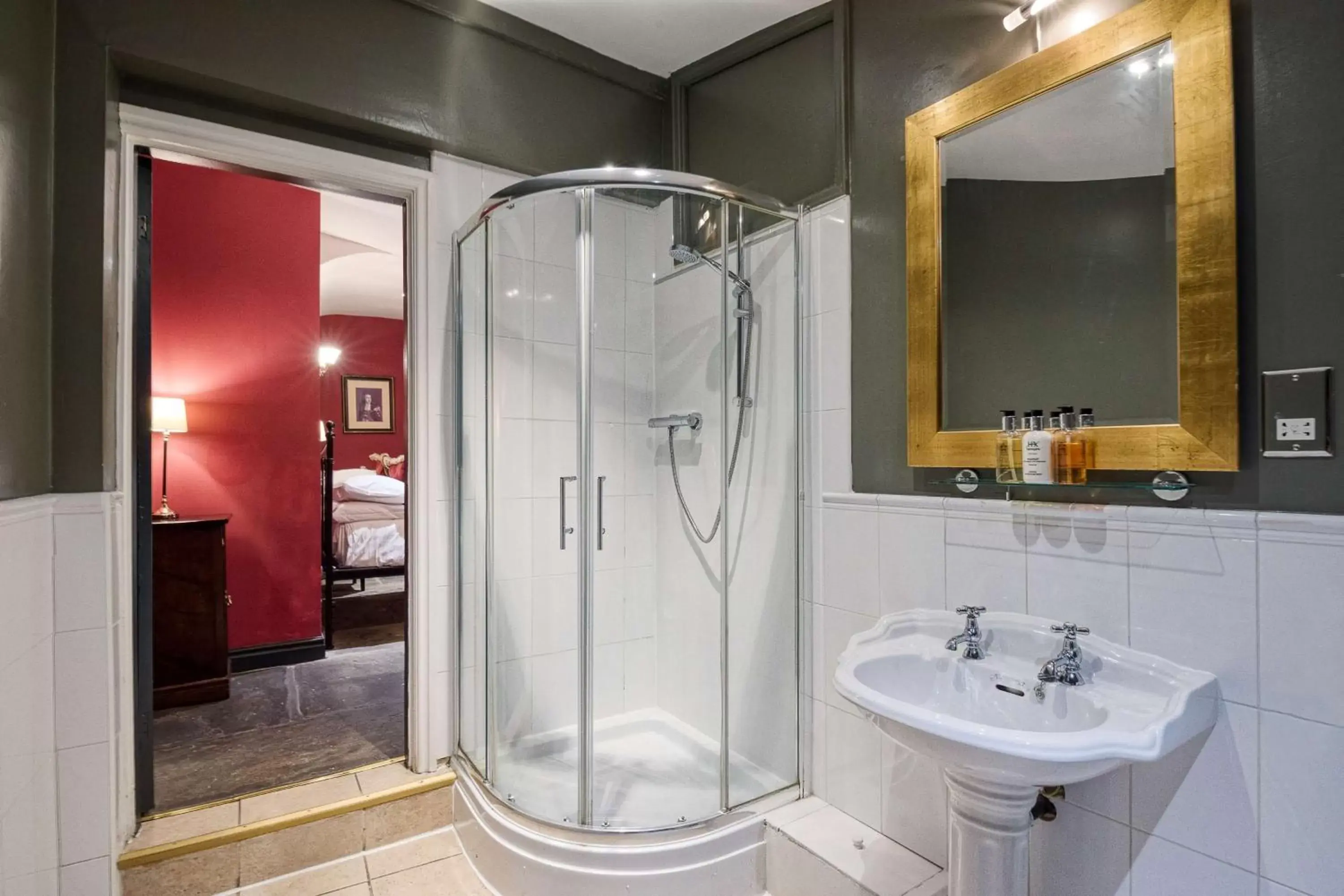 Bathroom in Guy Fawkes Inn, Sure Hotel Collection by Best Western