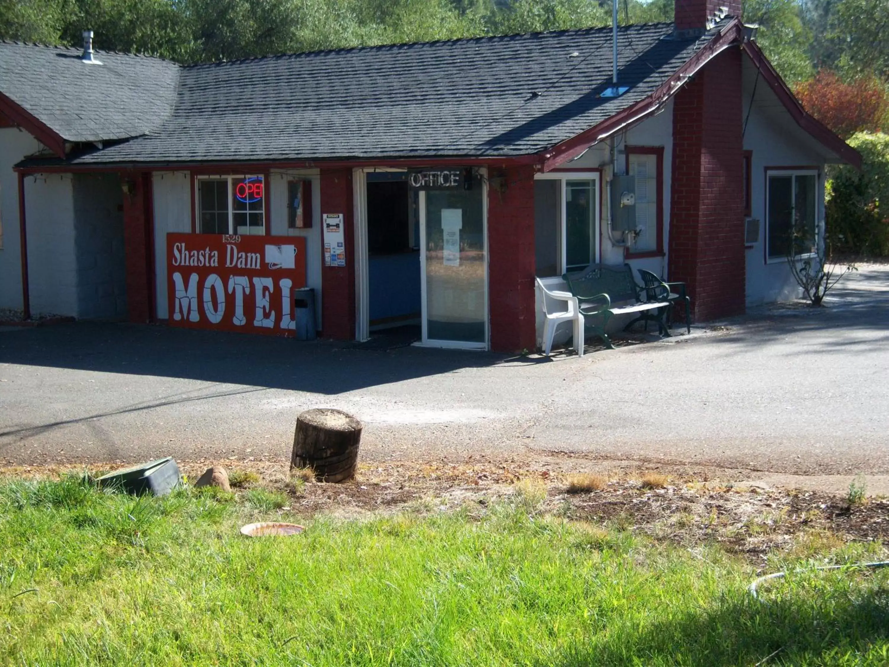 Facade/entrance, Property Building in Shasta Dam Motel