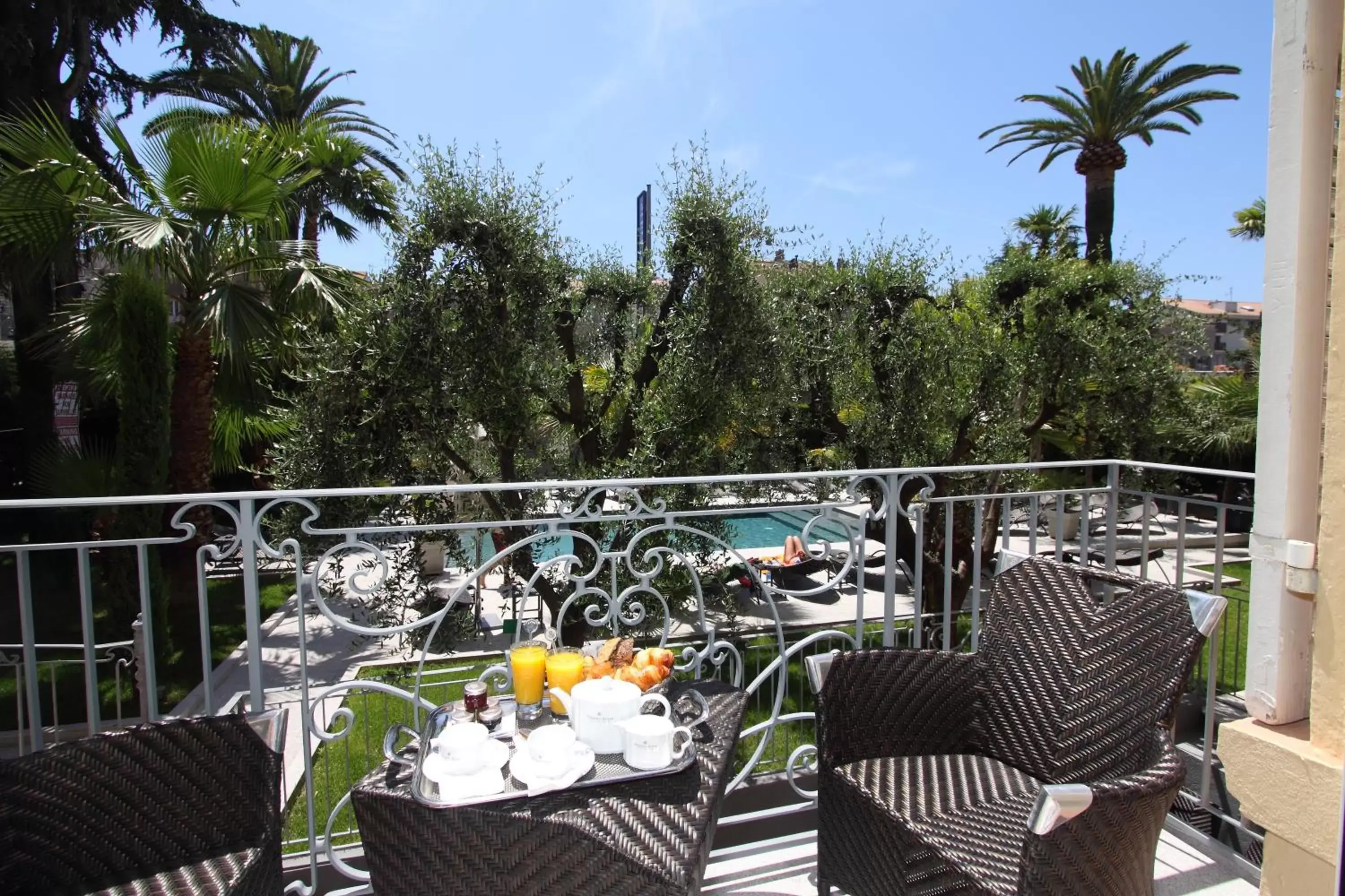 Balcony/Terrace in GOLDEN TULIP CANNES HOTEL de PARIS