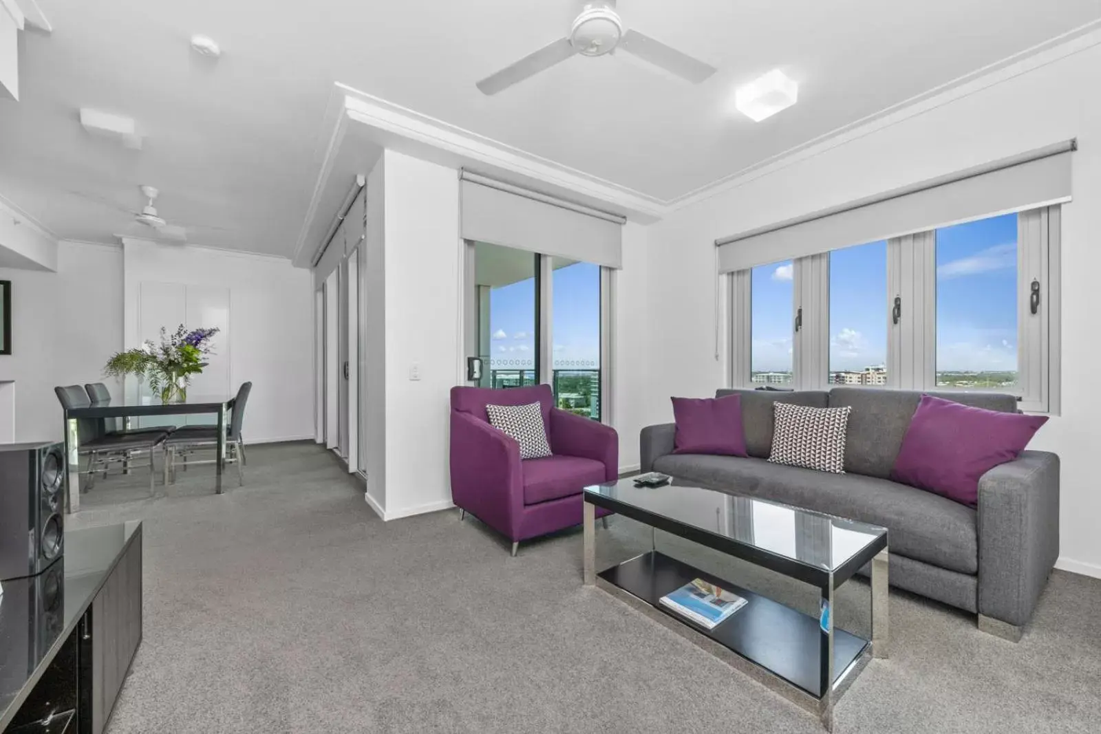 Living room, Seating Area in H on Mitchell Apartment Hotel