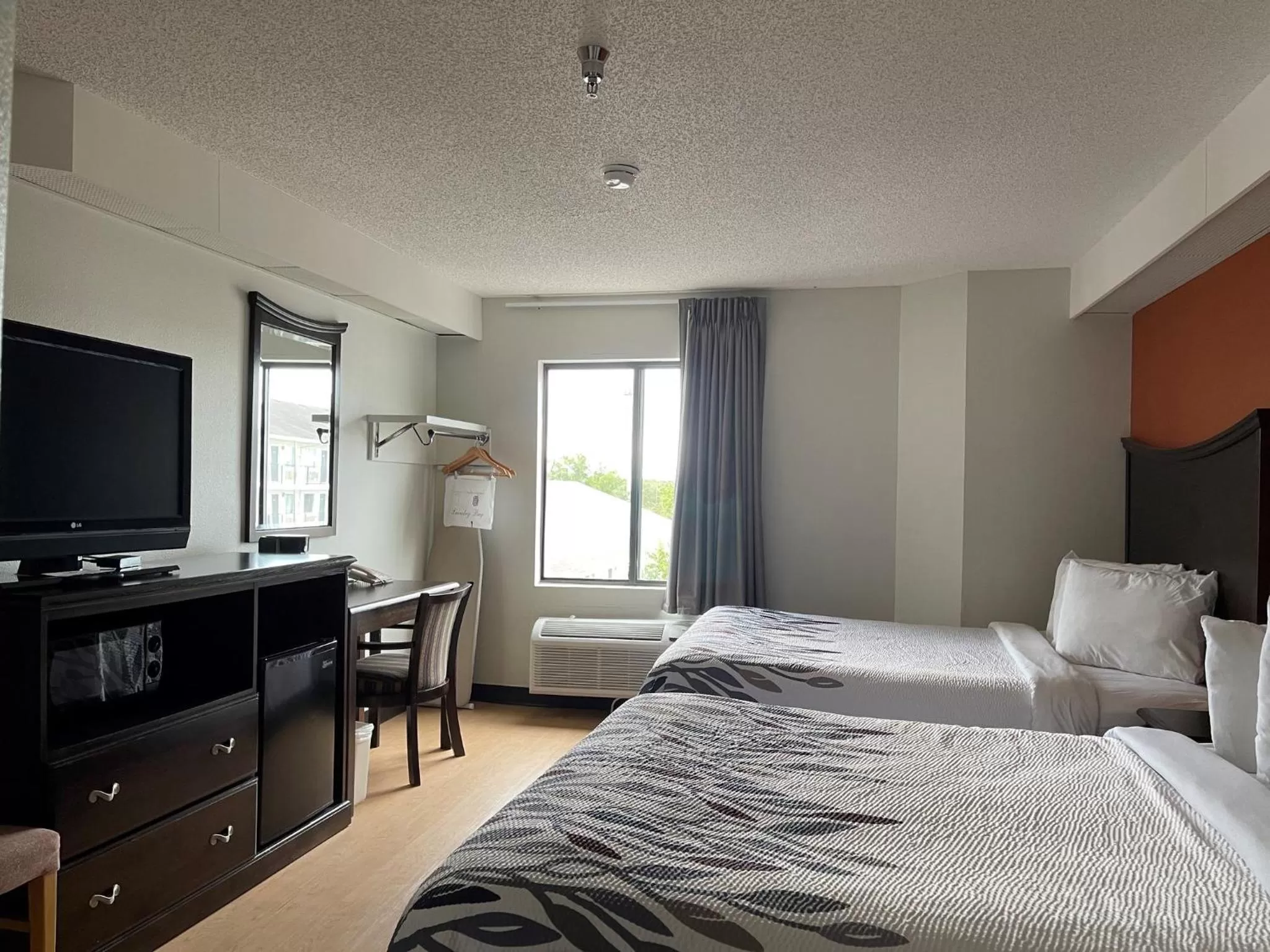 Bedroom, Bed in Red Roof Inn Branson