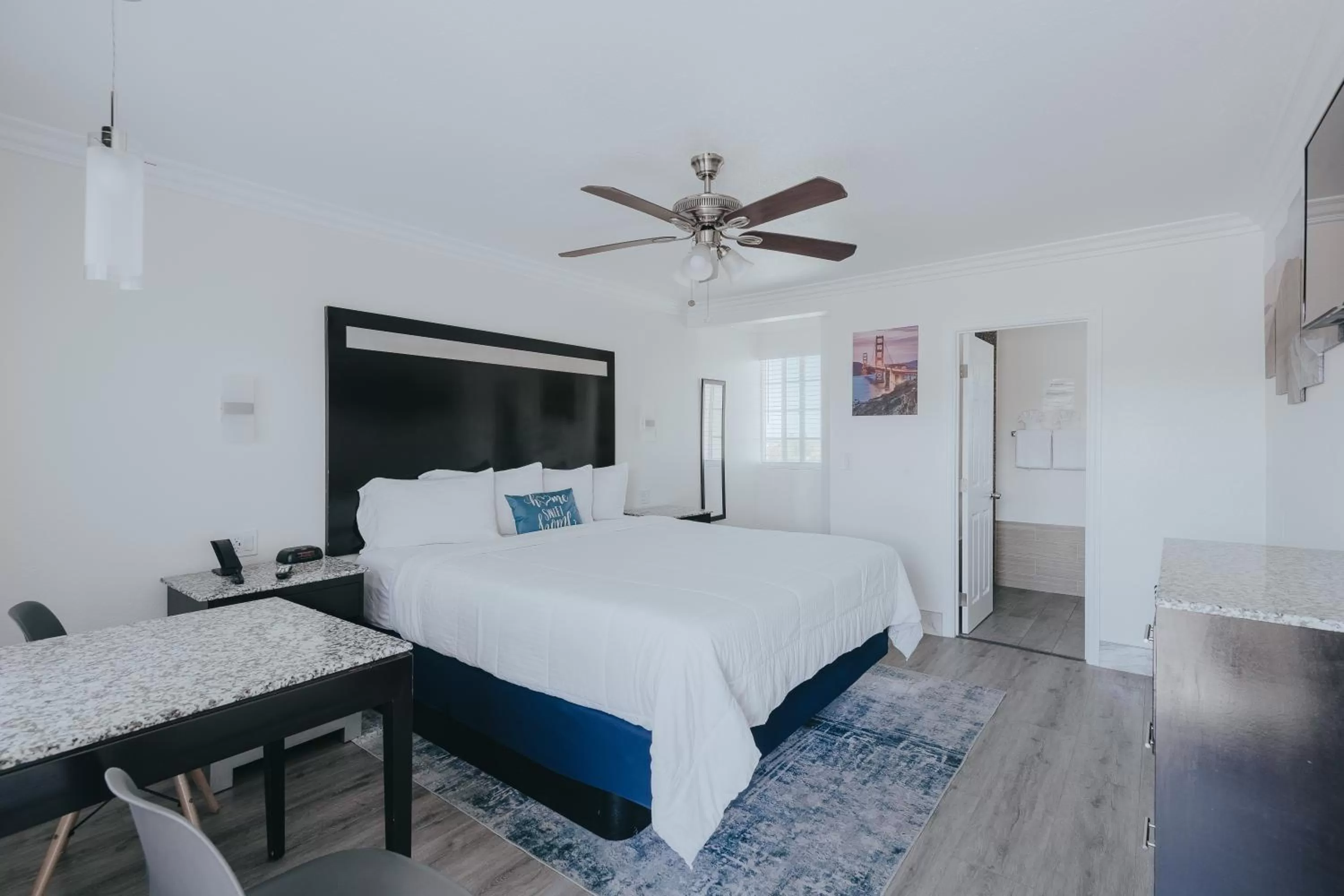 Bed in Sea Air Inn & Suites - Downtown - Restaurant Row