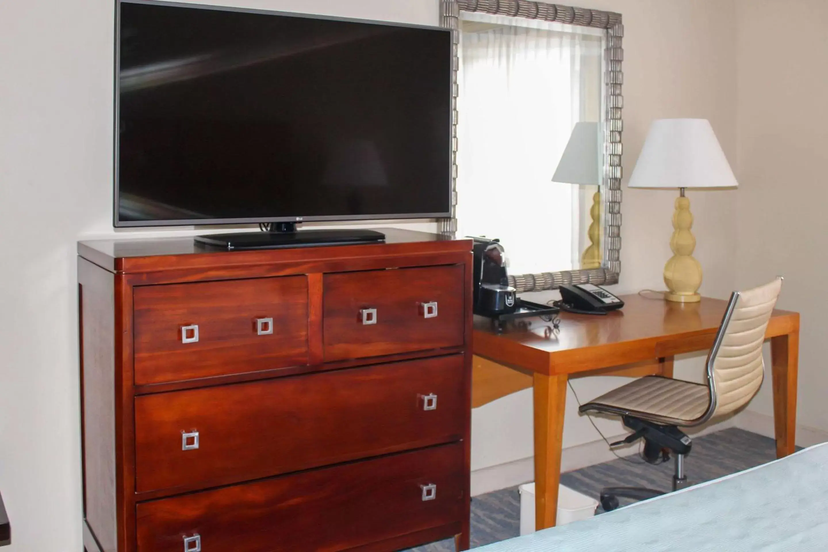 Photo of the whole room, TV/Entertainment Center in Quality Hotel Real San Jose