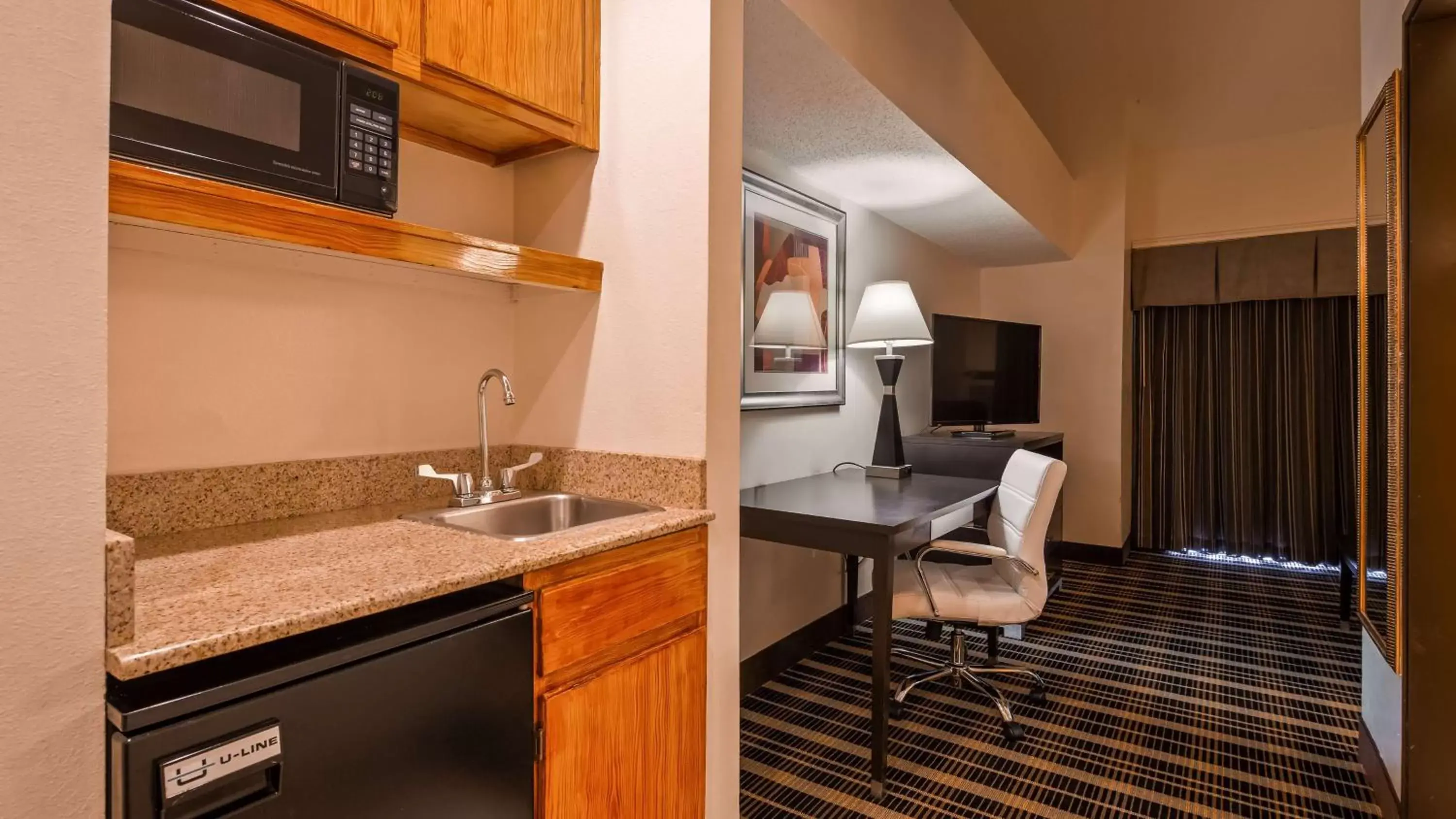 Photo of the whole room, Kitchen/Kitchenette in Best Western PLUS Rockwall Inn & Suites