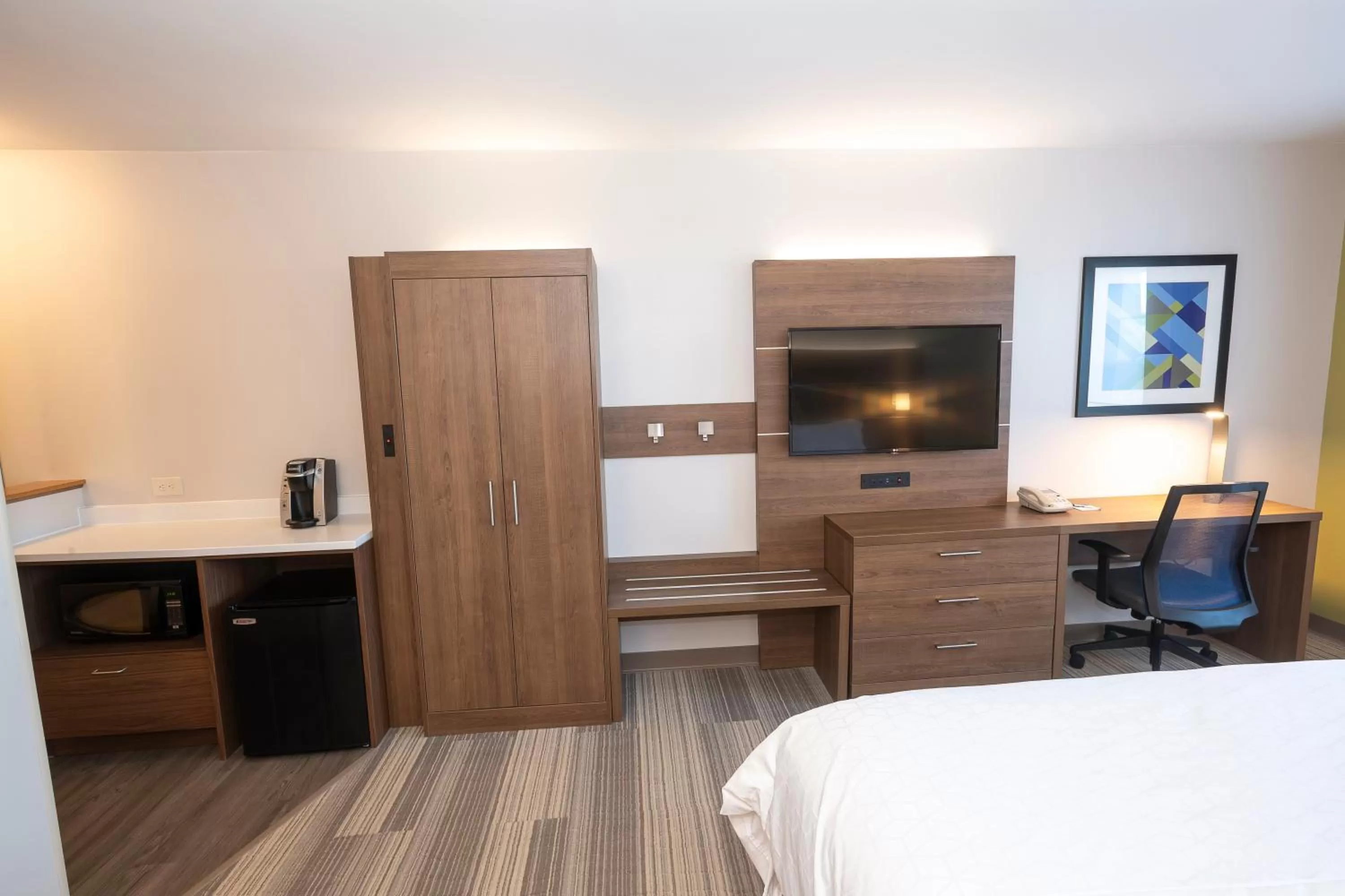 Photo of the whole room, Bed in Holiday Inn Express & Suites Iron Mountain by IHG