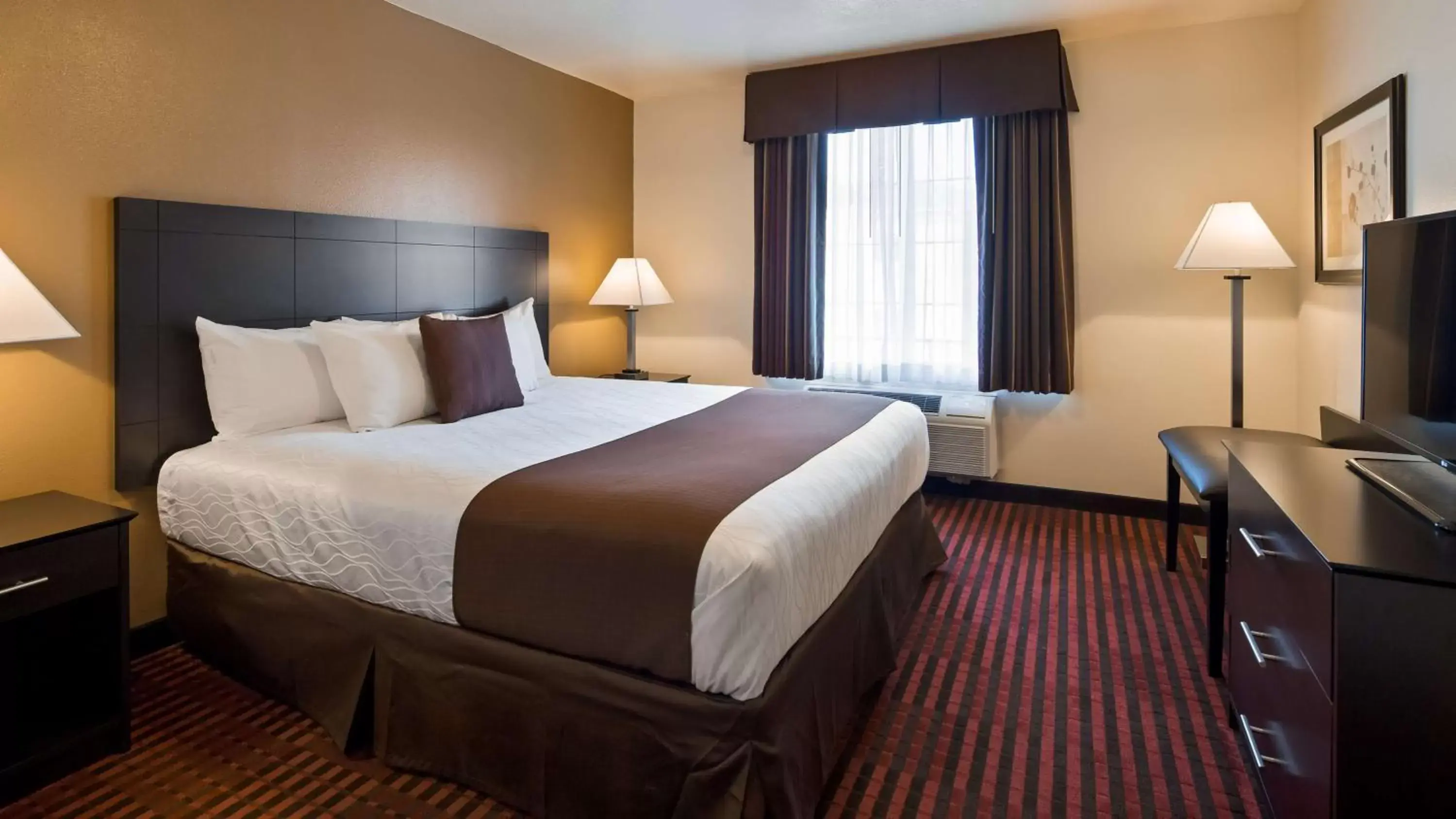 Bedroom, Bed in Best Western Plus Salinas Valley Inn & Suites
