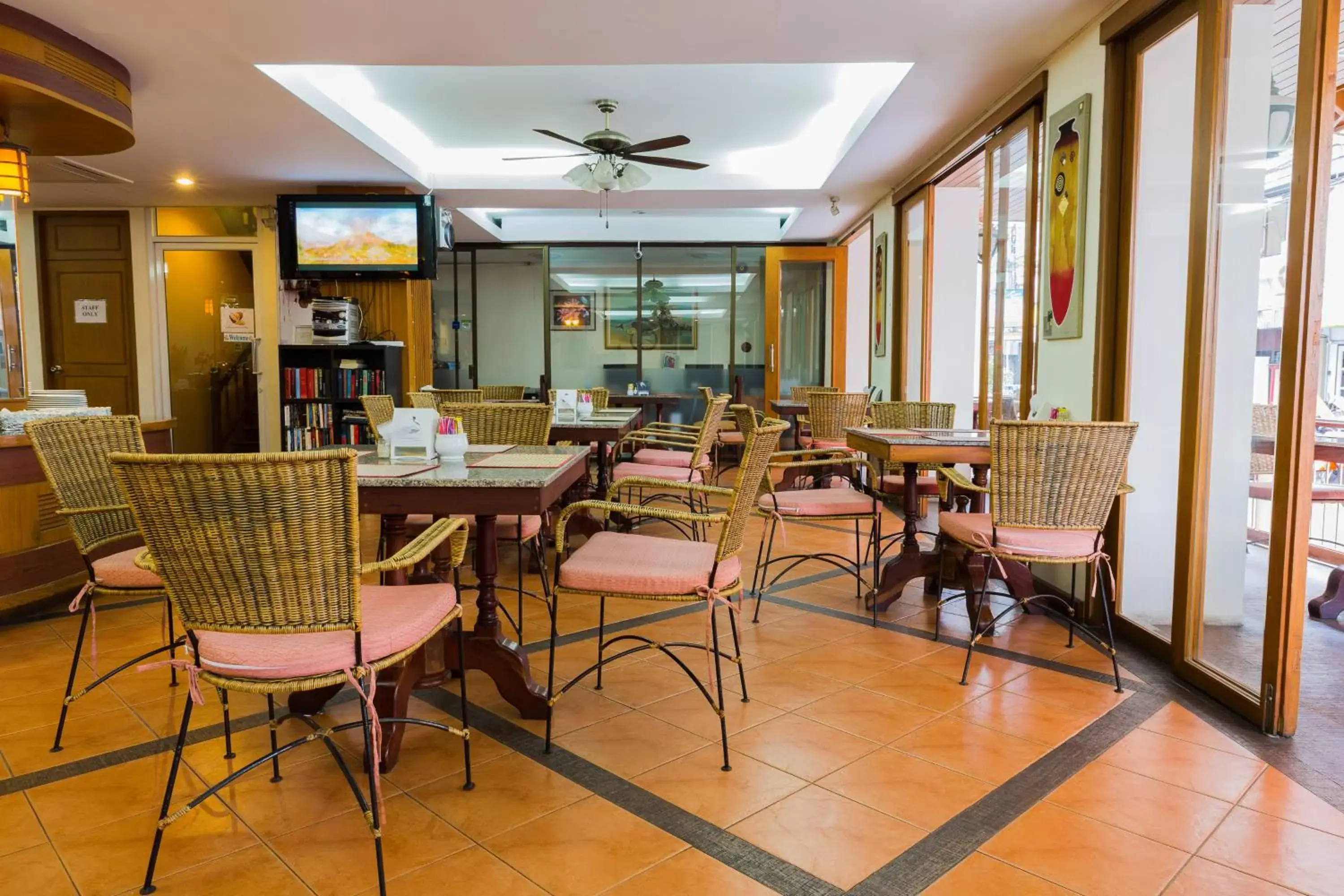 Restaurant/Places to Eat in Thipurai Beach Hotel