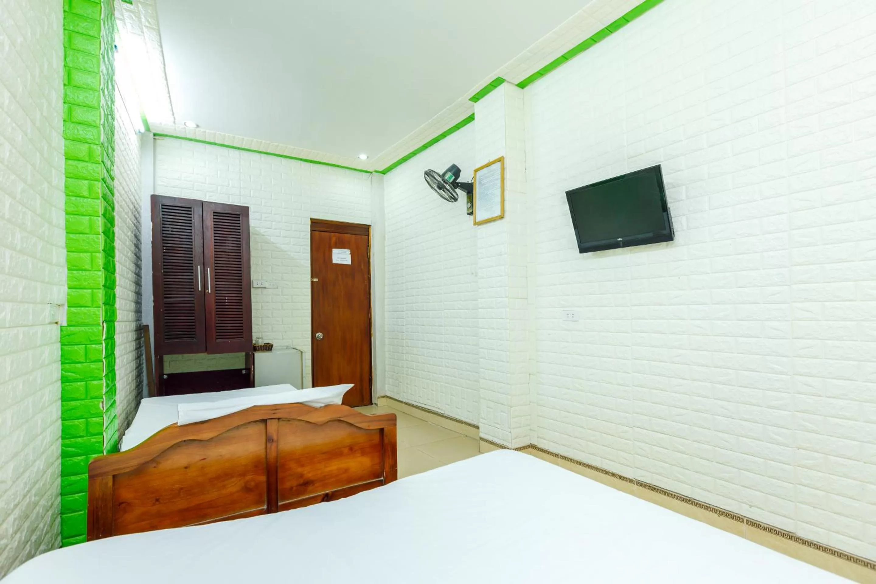 Standard Triple Room in OYO 604 Queen Hotel spot-on