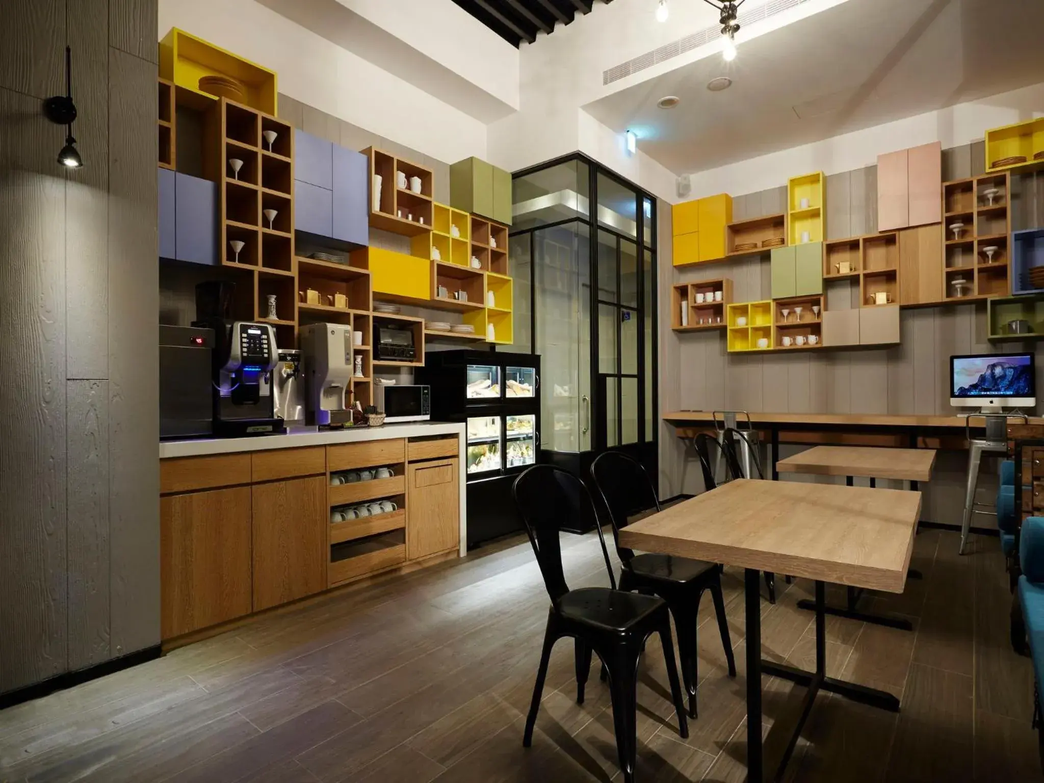 Communal lounge/ TV room, Restaurant/Places to Eat in Tango Inn Taipei Jihe