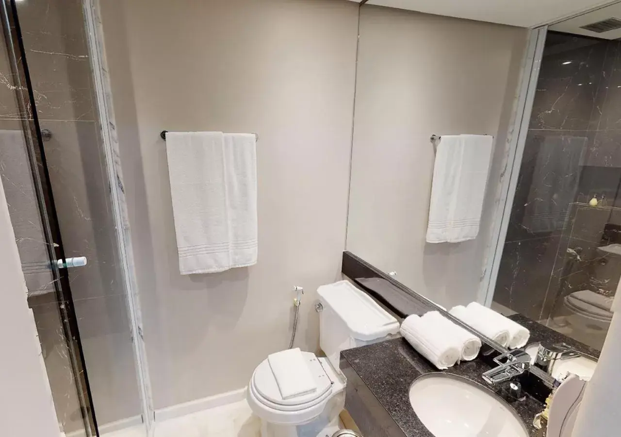 Bathroom in Estanplaza Funchal Faria Lima Bathroom in Estanplaza Funchal Faria Lima