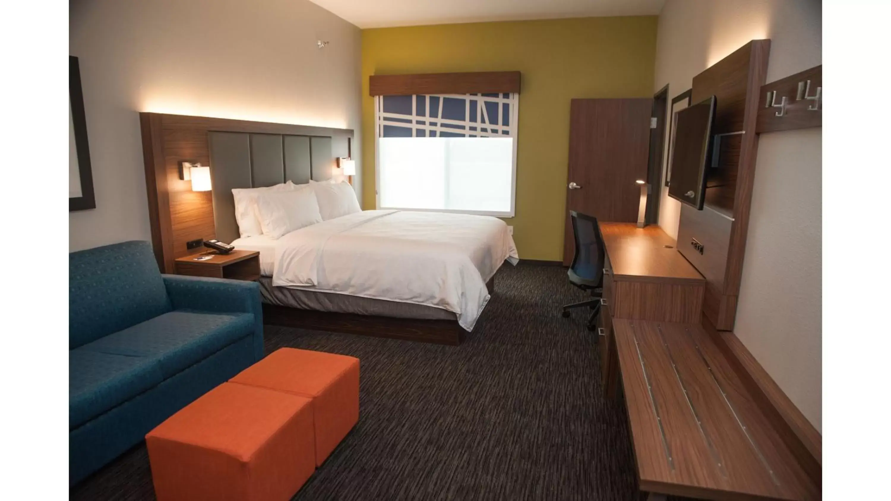Bedroom, Bed in Holiday Inn Express Hotel & Suites Norfolk, an IHG Hotel