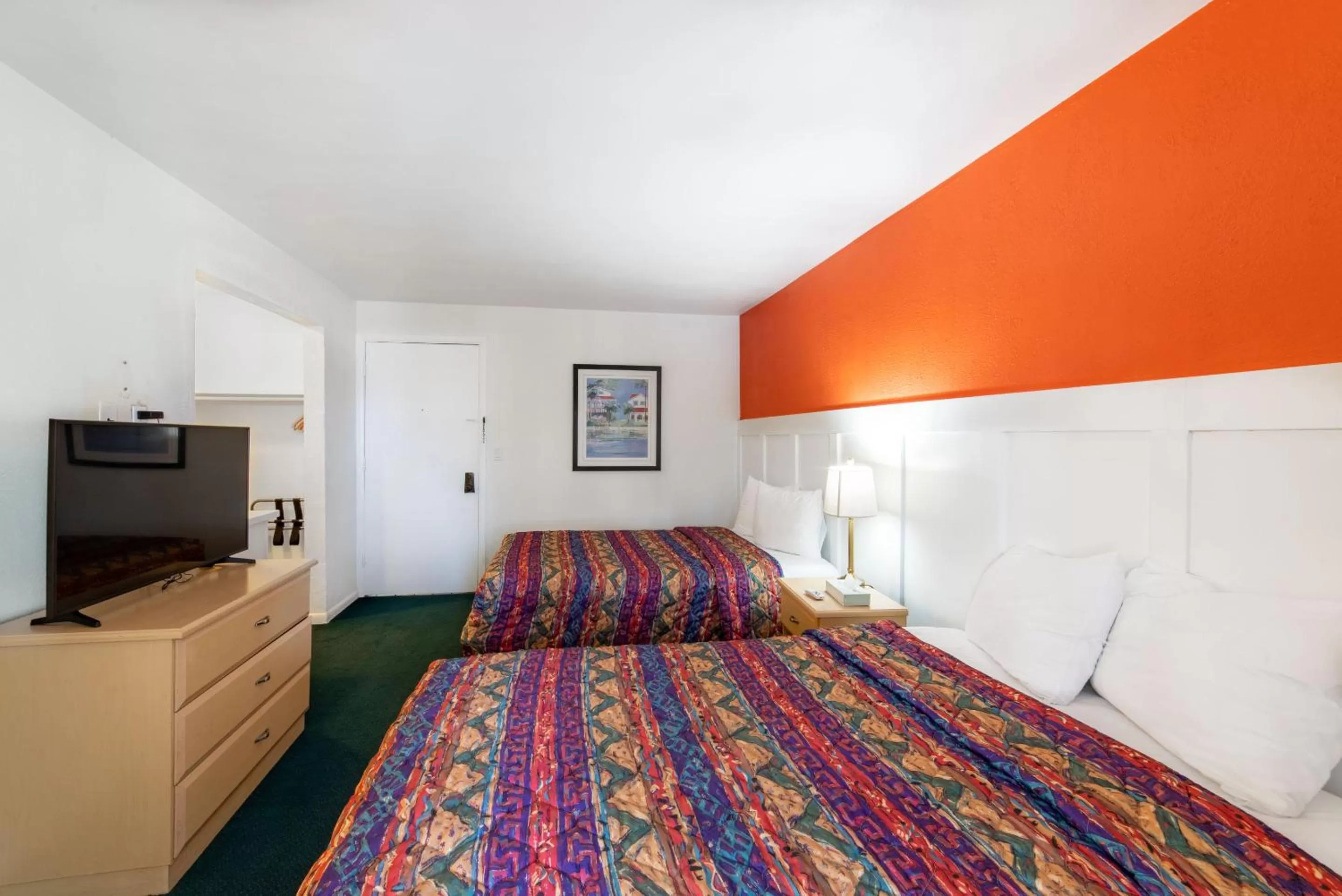 Bed in Captain's Table Hotel by Everglades Adventures