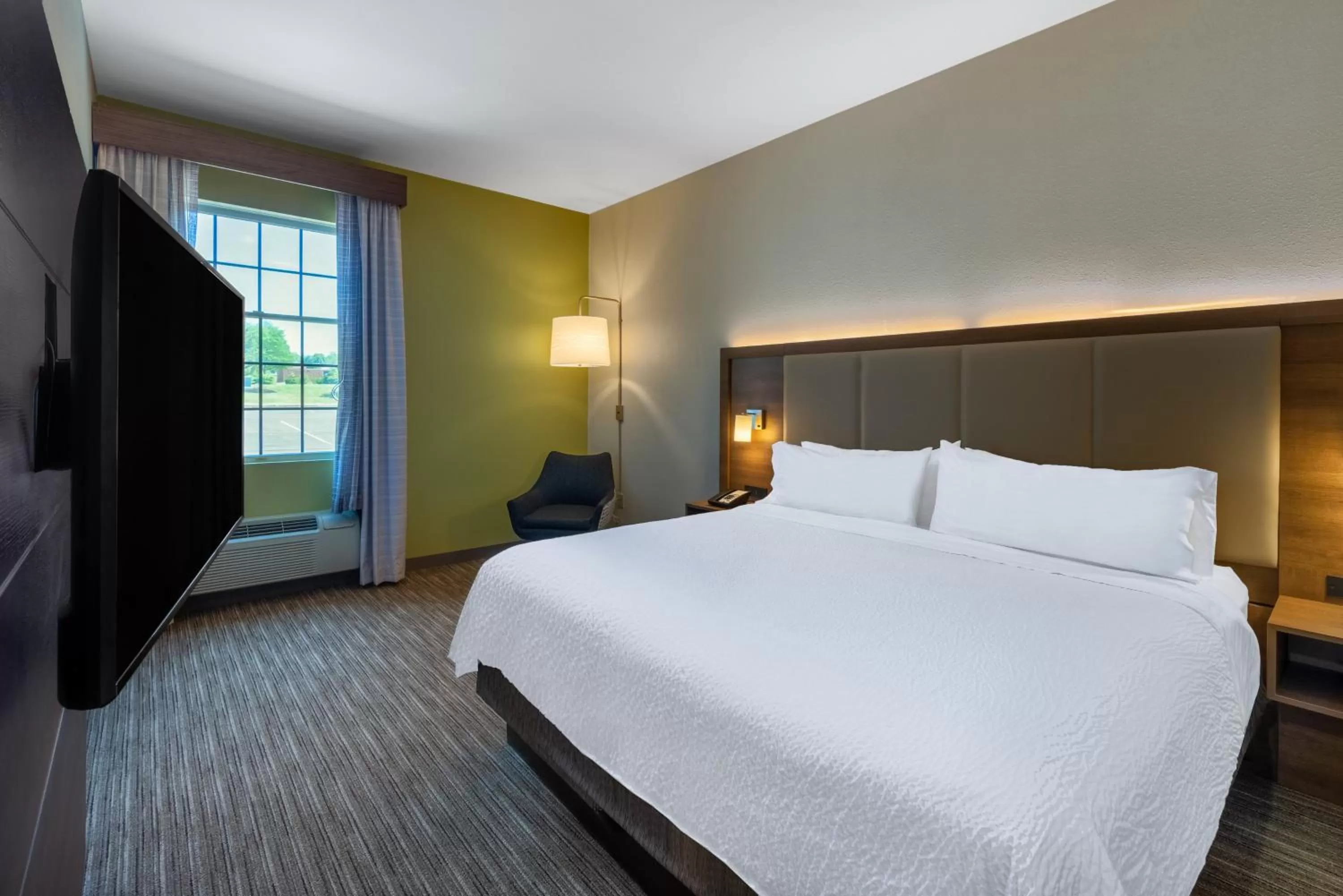 Photo of the whole room, Bed in Holiday Inn Express State College at Williamsburg Square by IHG