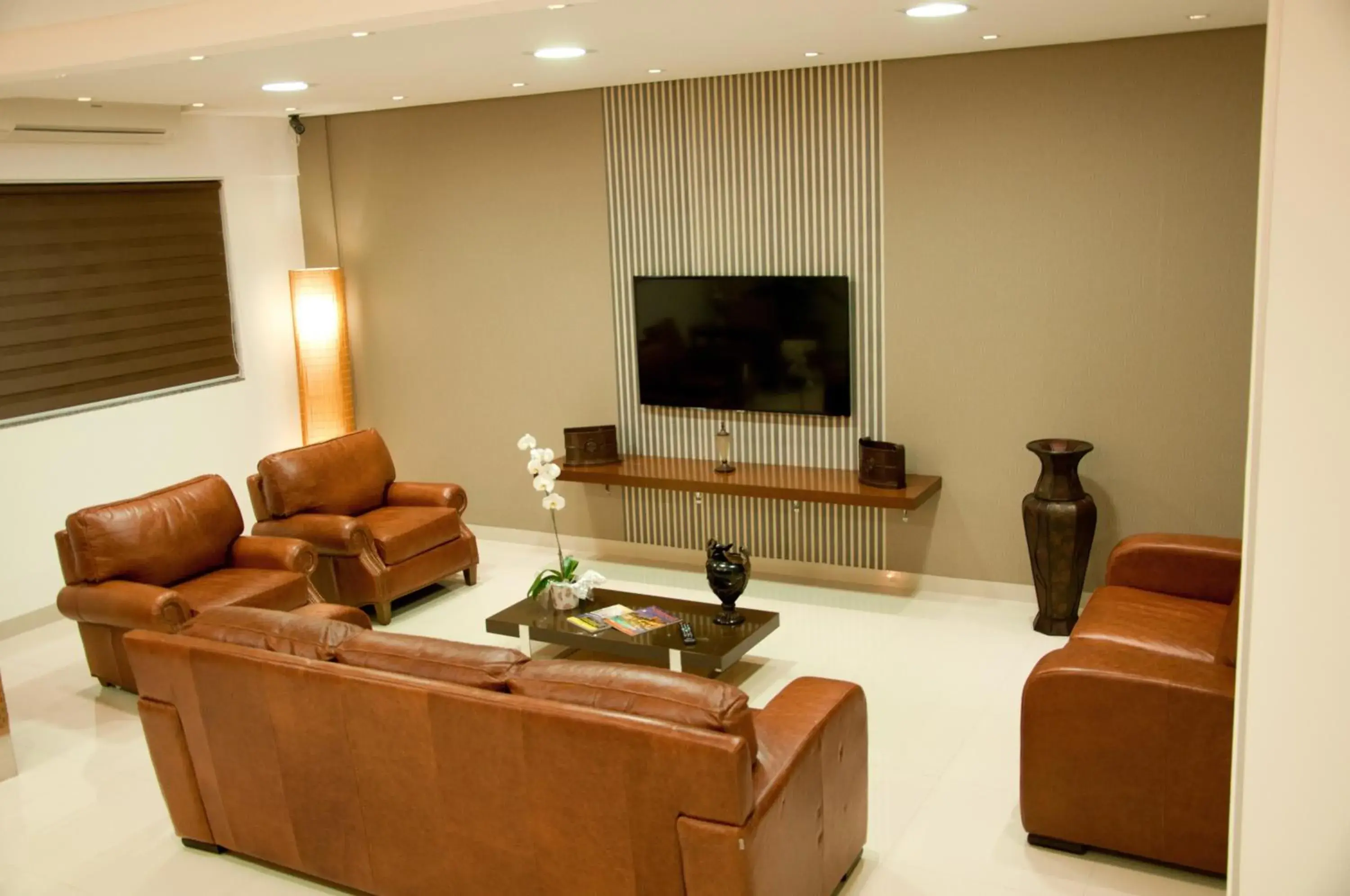 Communal lounge/ TV room, Seating Area in Hotel Roari