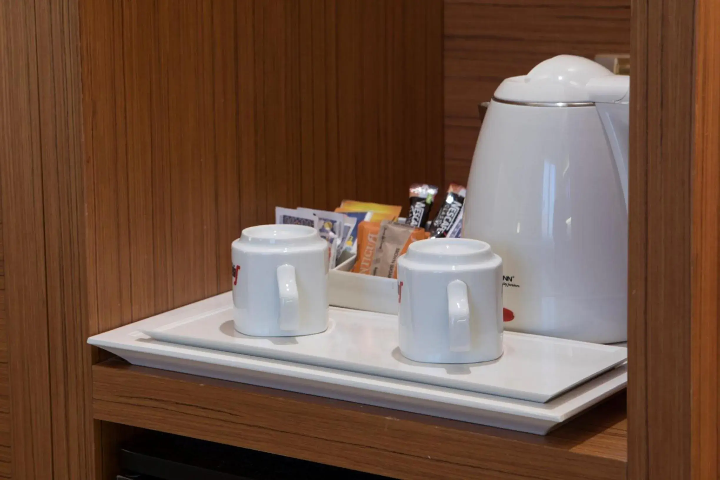 Coffee/tea facilities in Astra Hotel