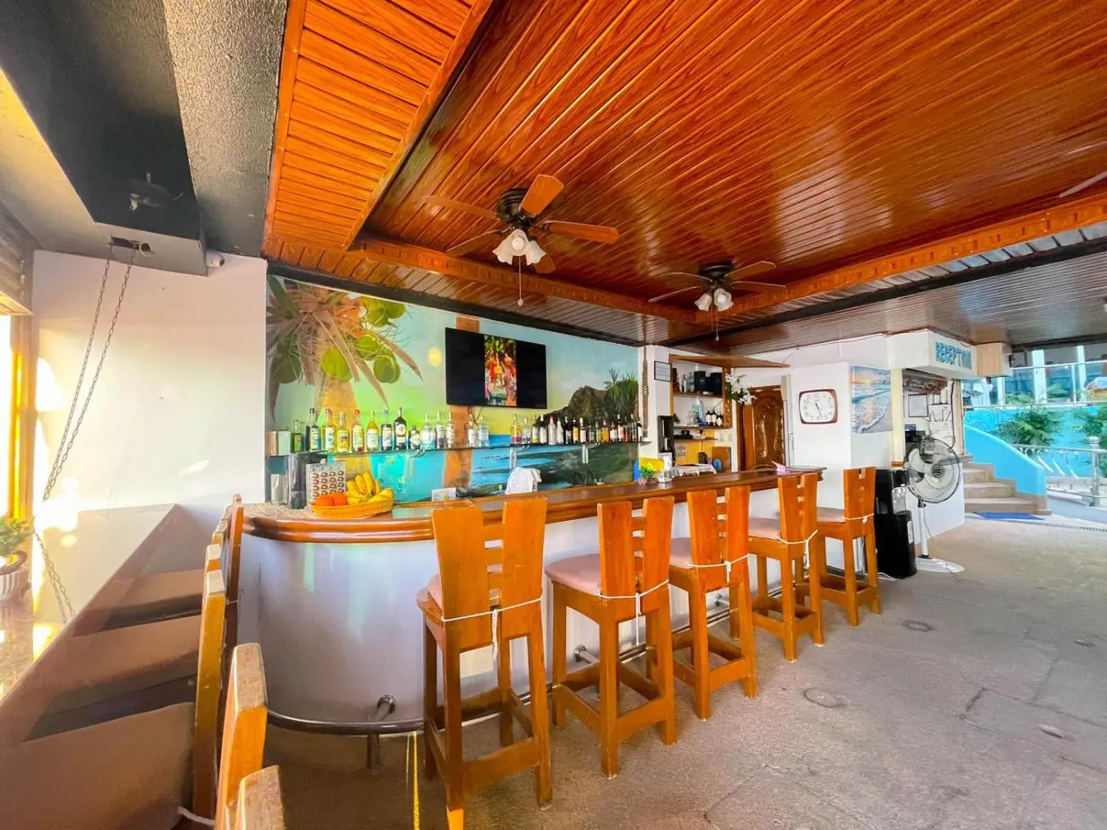 Restaurant/places to eat, Lounge/Bar in Montani Beach Resort