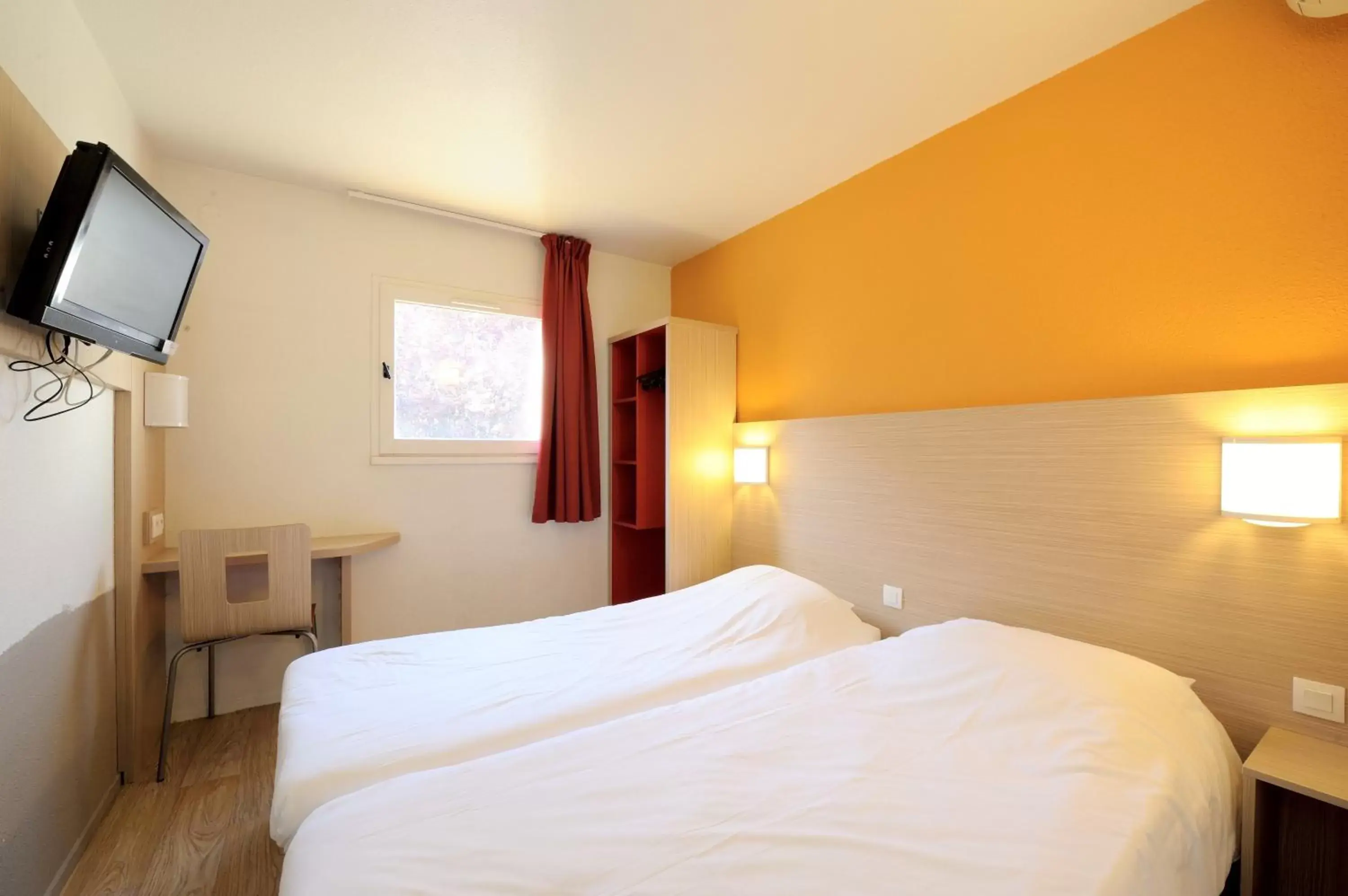 Bedroom, Bed in Hôtel Kennedy Parc des Expositions