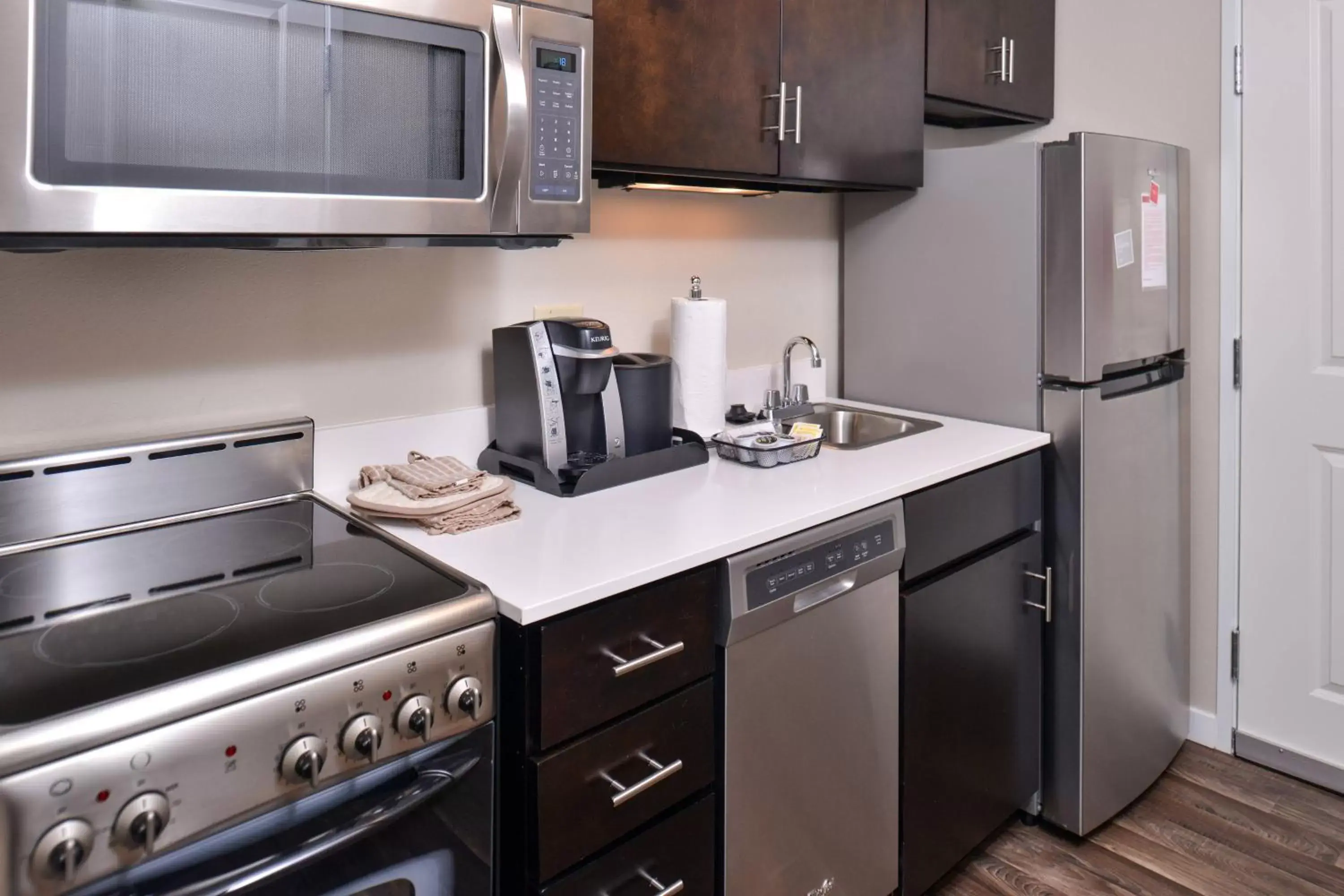 Bedroom, Kitchen/Kitchenette in TownePlace Suites by Marriott Gillette