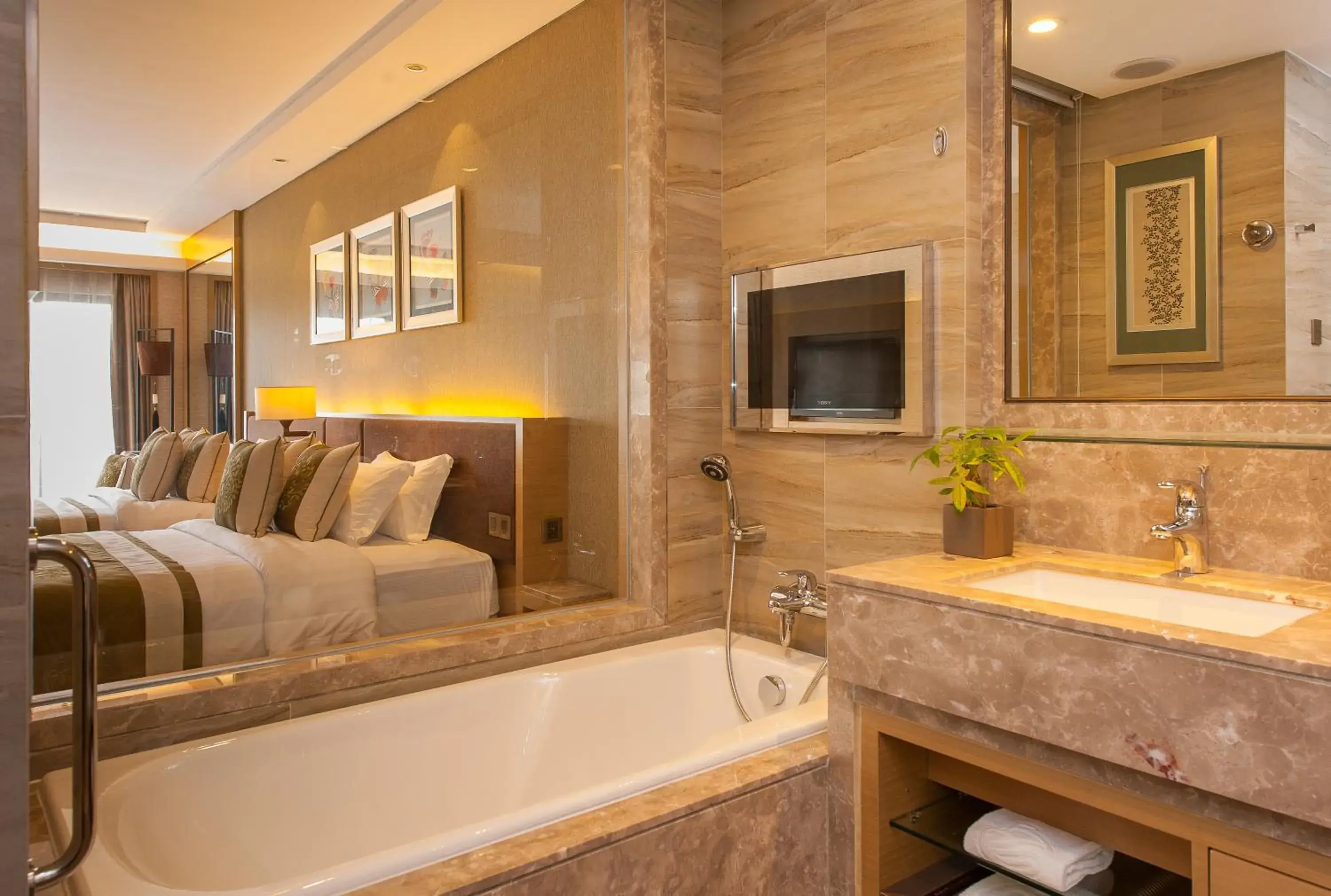 Hot Tub, Bathroom in Mission Hills Hotel Resorts Shenzhen