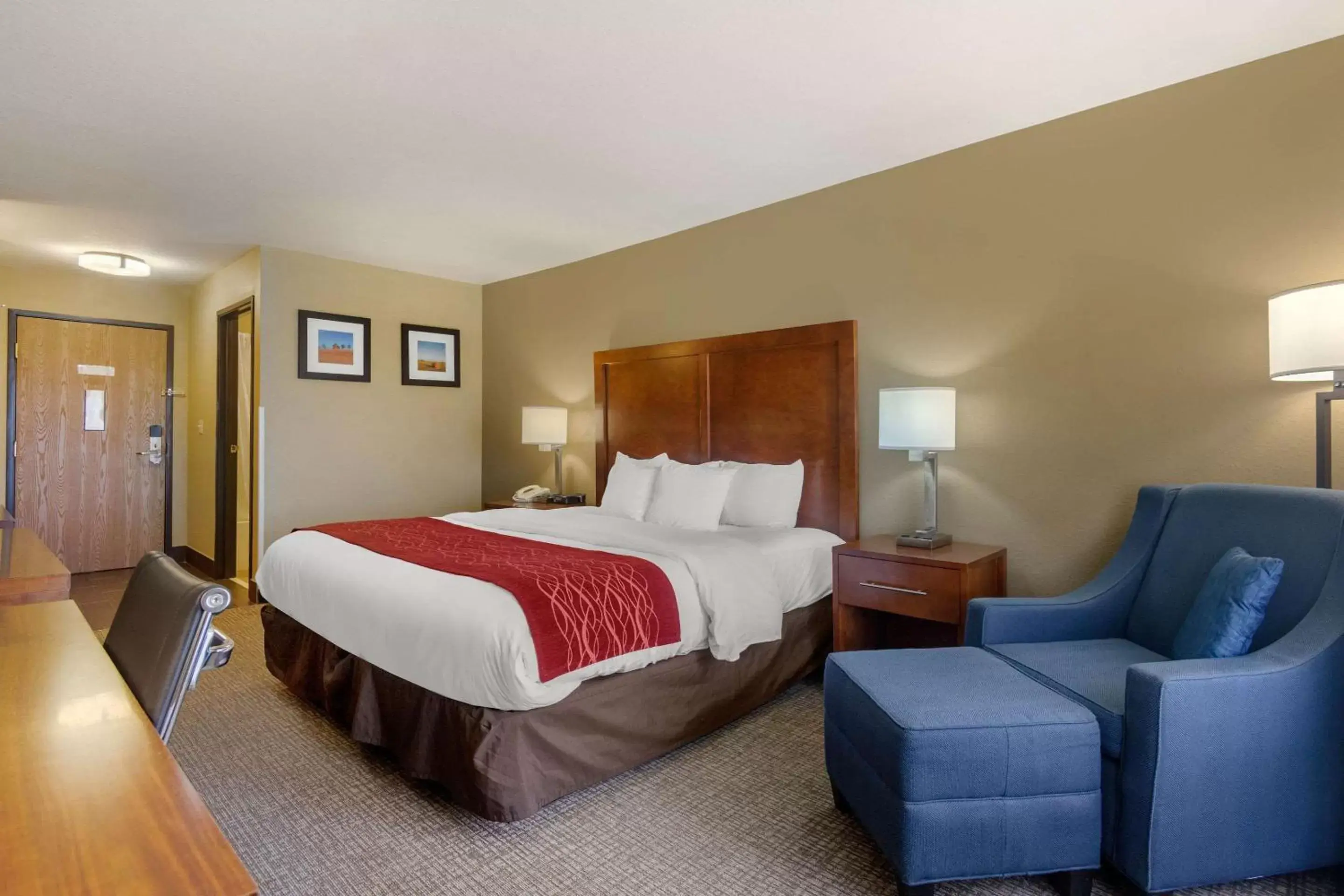 Photo of the whole room, Bed in Comfort Inn & Suites Pittsburg