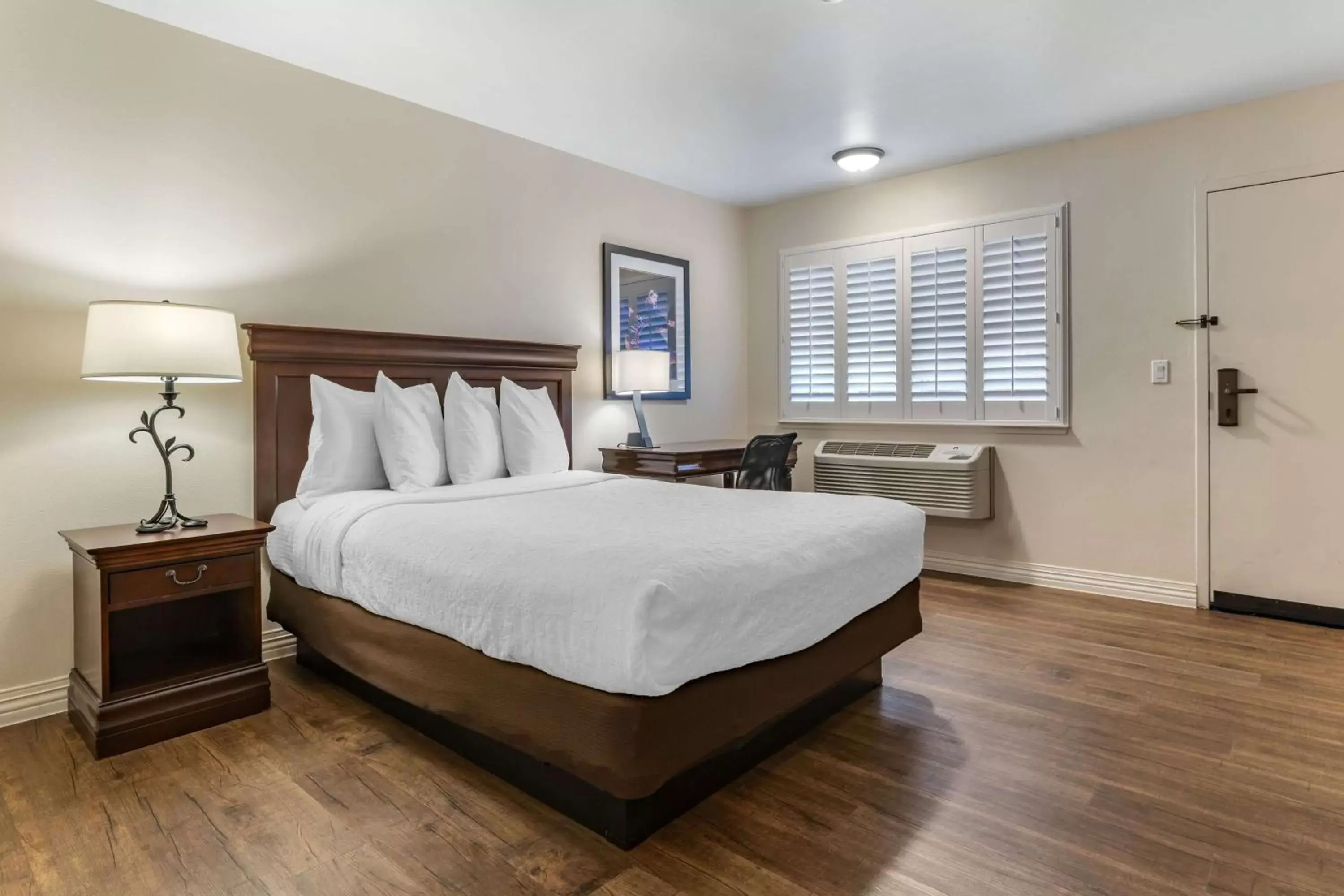 Photo of the whole room, Bed in Best Western Rose Garden Inn