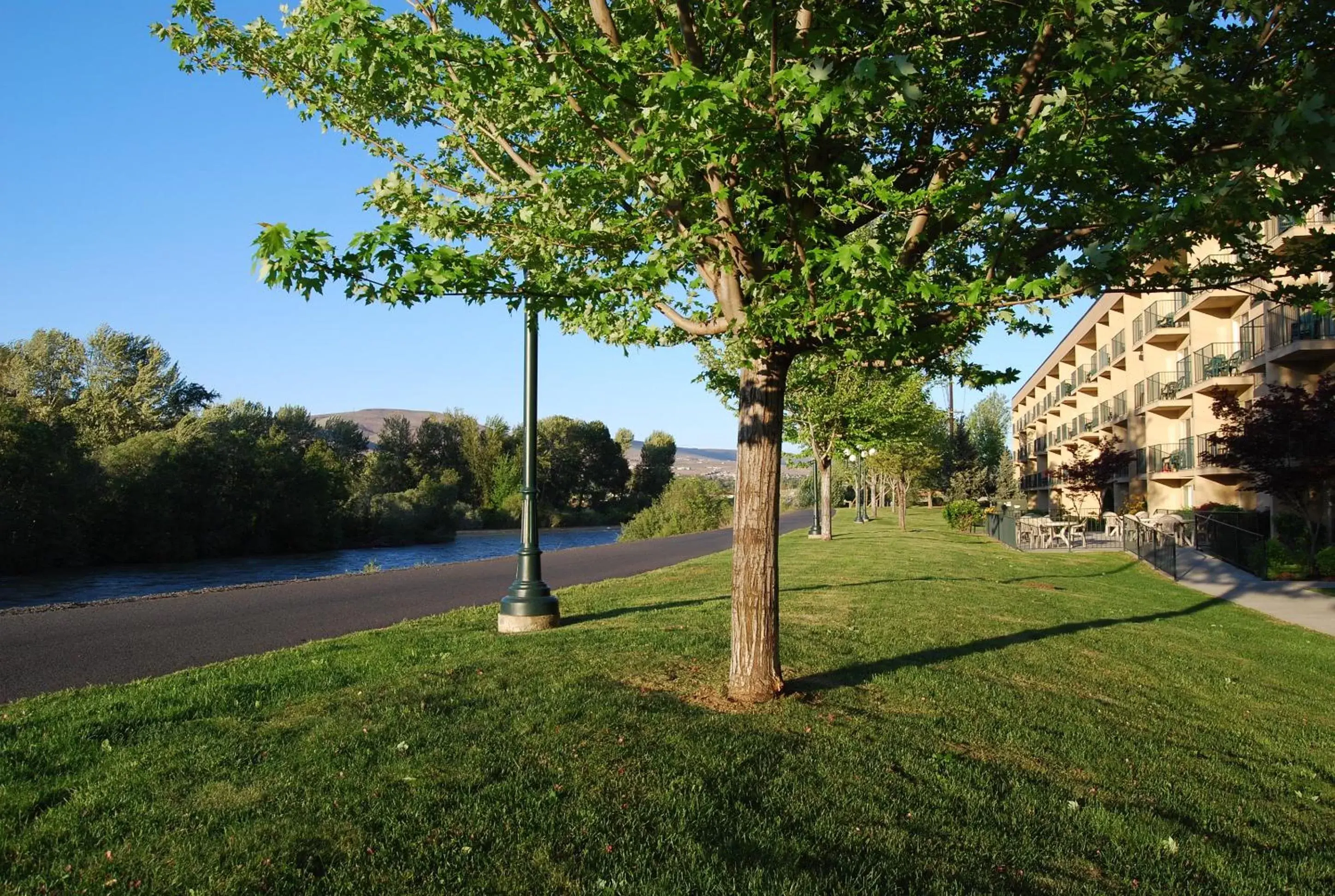 River view, Garden in Oxford Suites Yakima