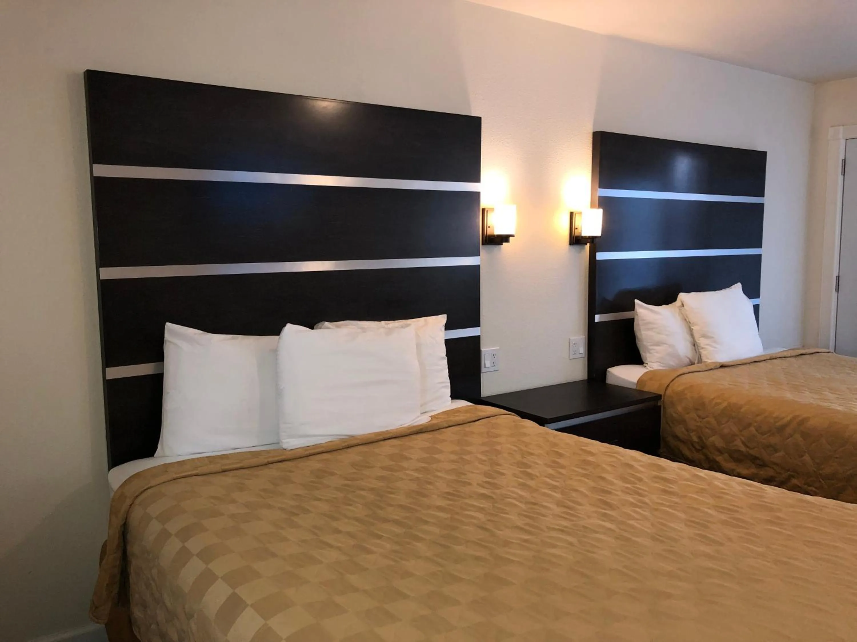 Bedroom, Bed in Cedar Inn & Suites