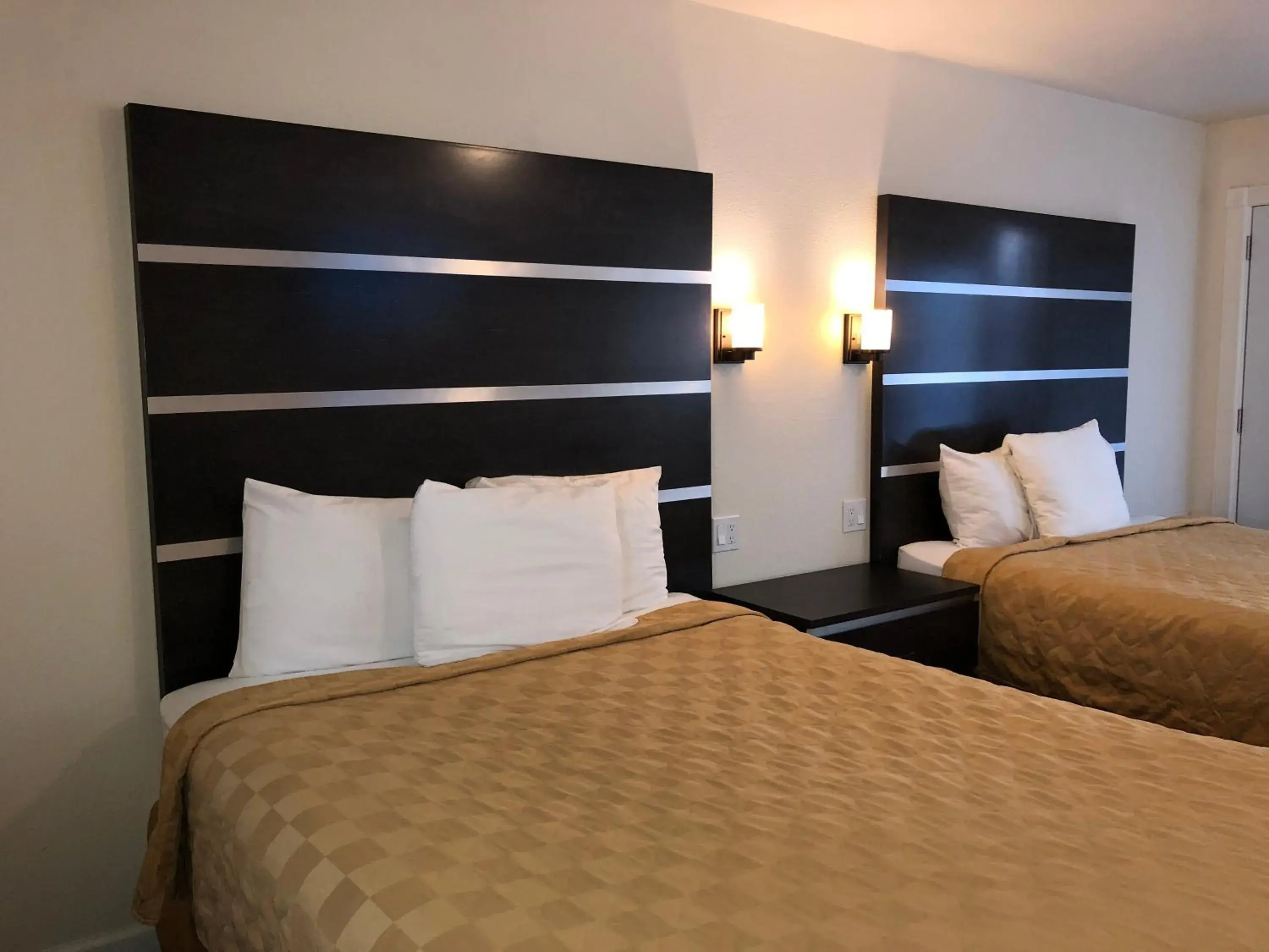 Bedroom, Bed in Cedar Inn & Suites Bedroom, Bed in Cedar Inn & Suites