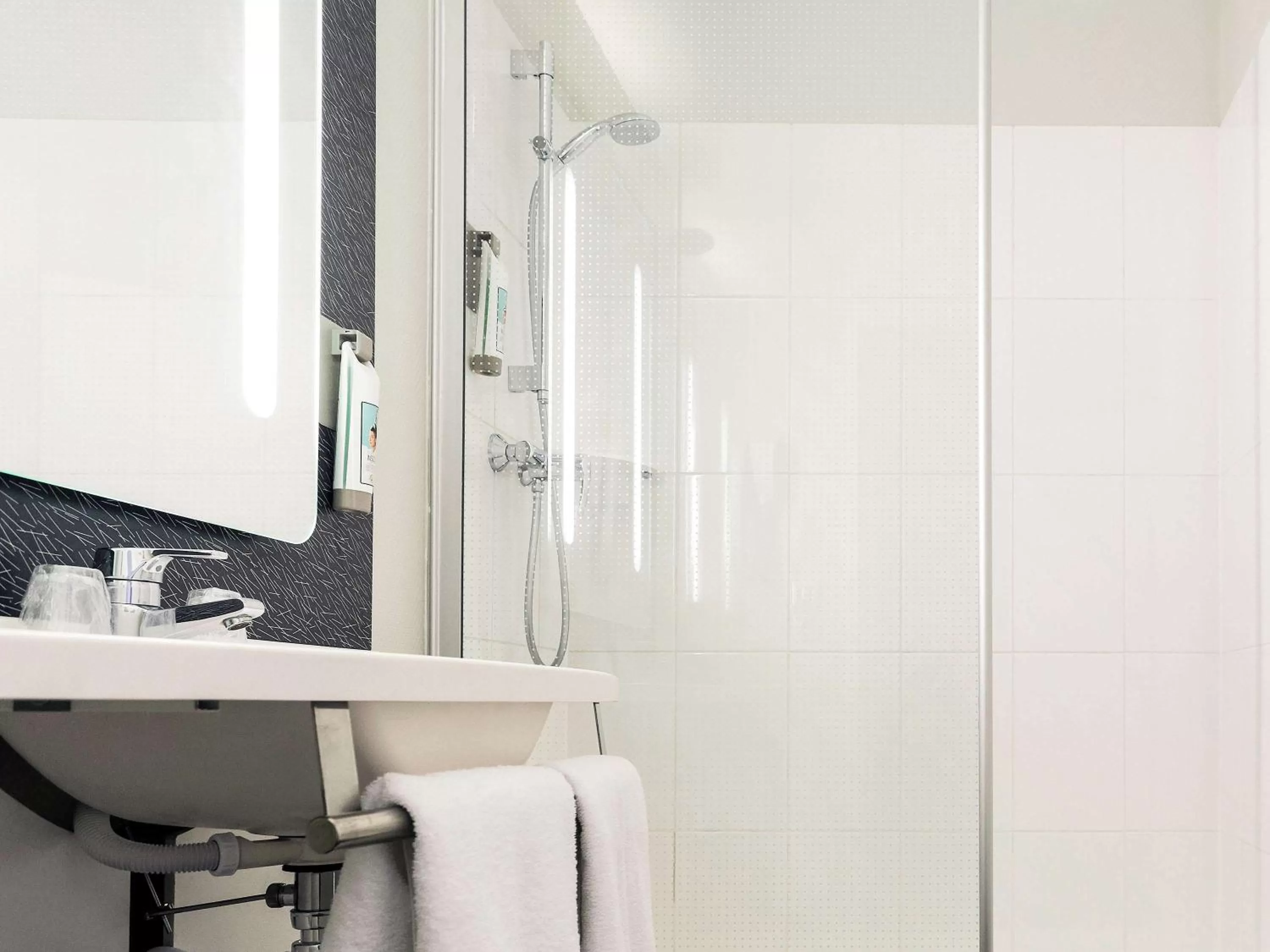 Photo of the whole room in ibis Laval Le Relais D'Armor