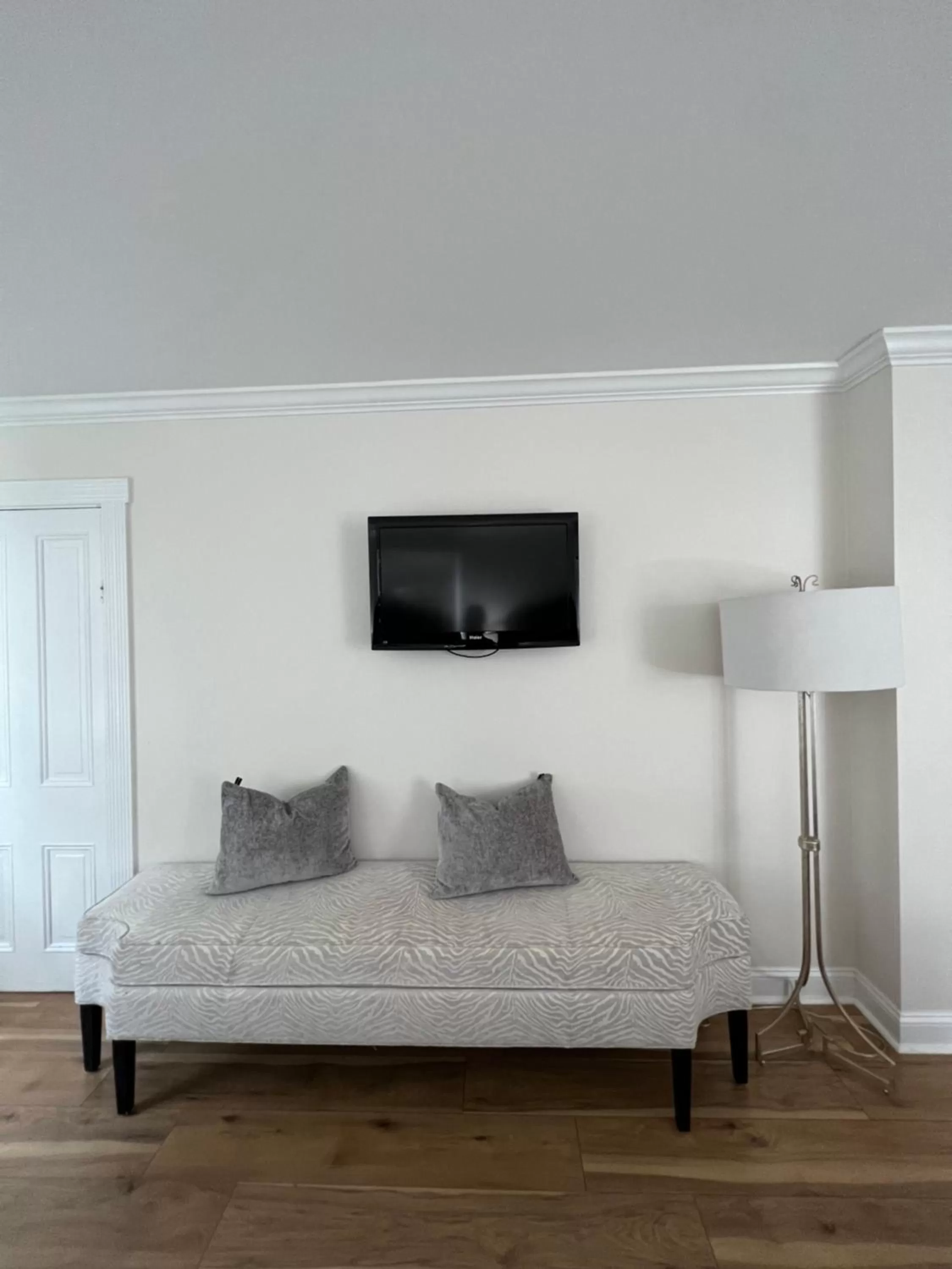TV and multimedia, Seating Area in Elaine's Cape May Boutique Hotel