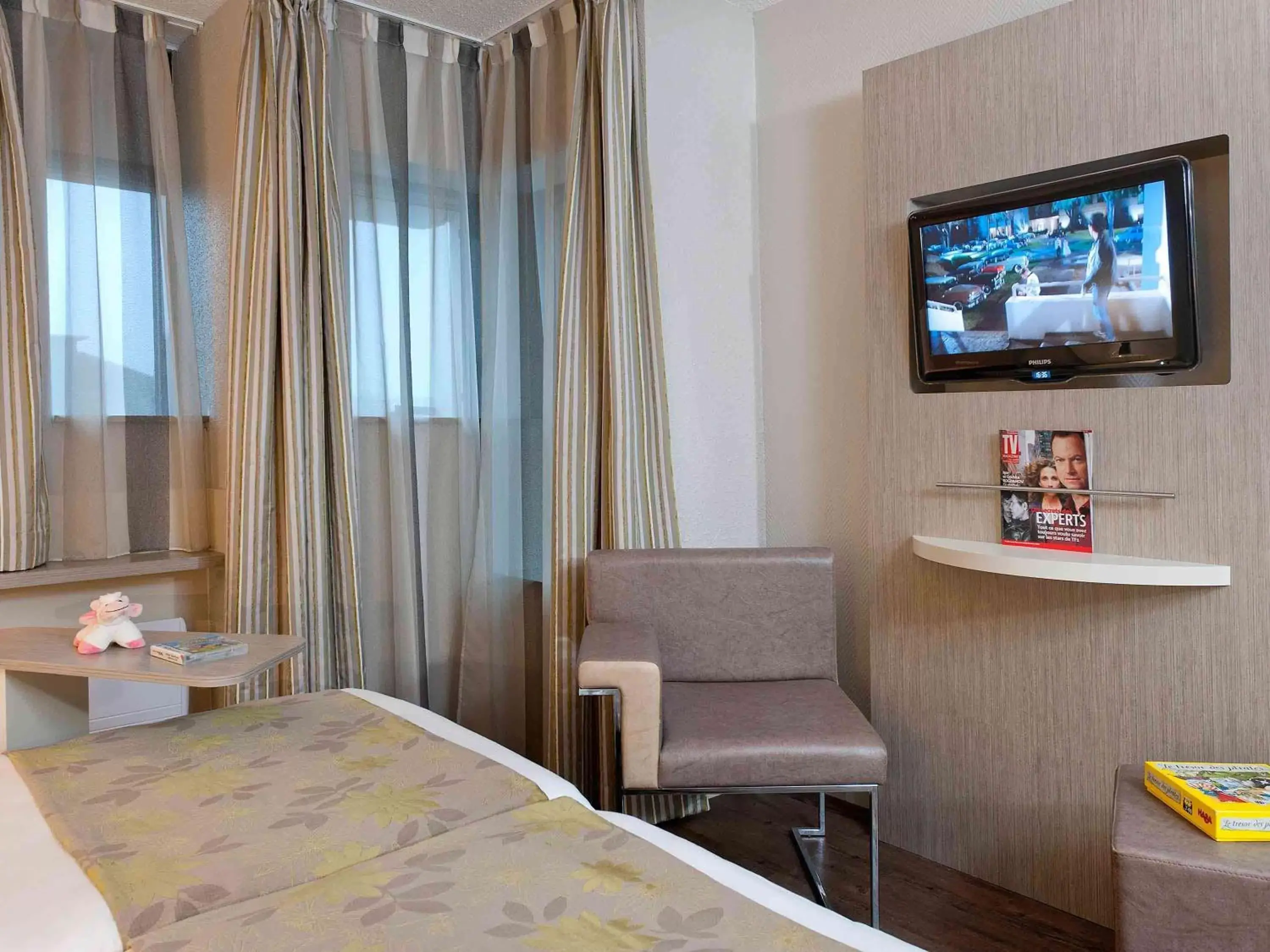 Photo of the whole room, TV/Entertainment Center in ibis Styles Melun