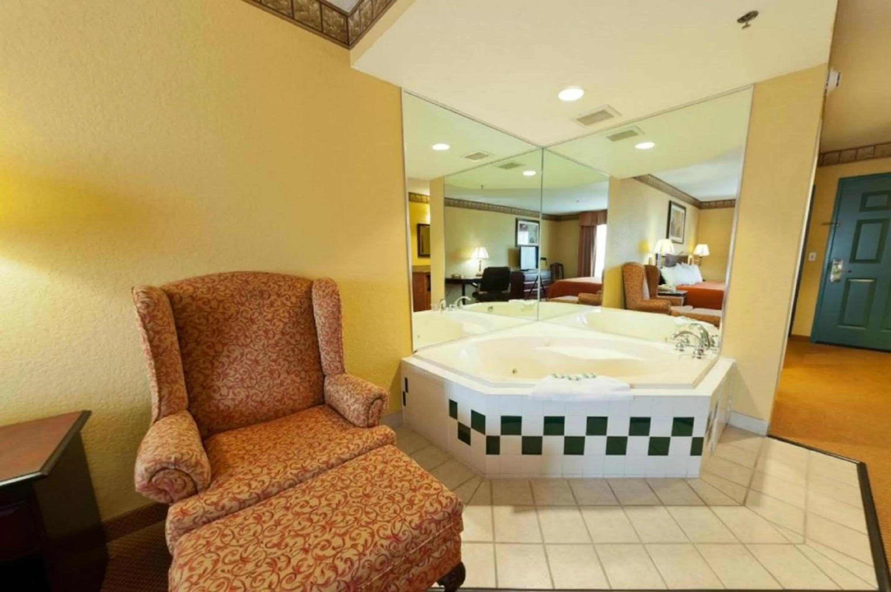 Bath in Country Inn & Suites by Radisson, Hot Springs, AR