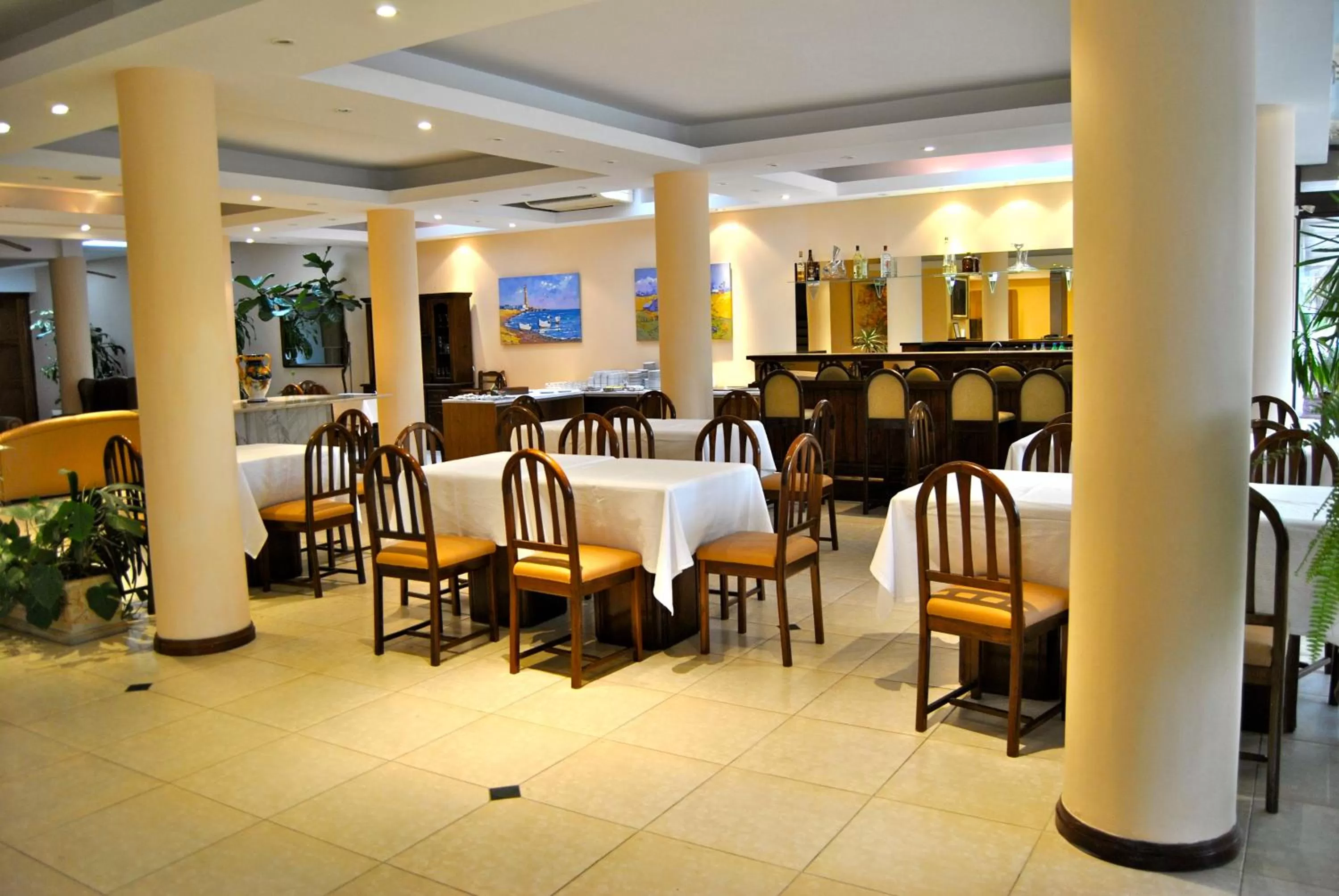 Restaurant/places to eat in Hotel Iberia