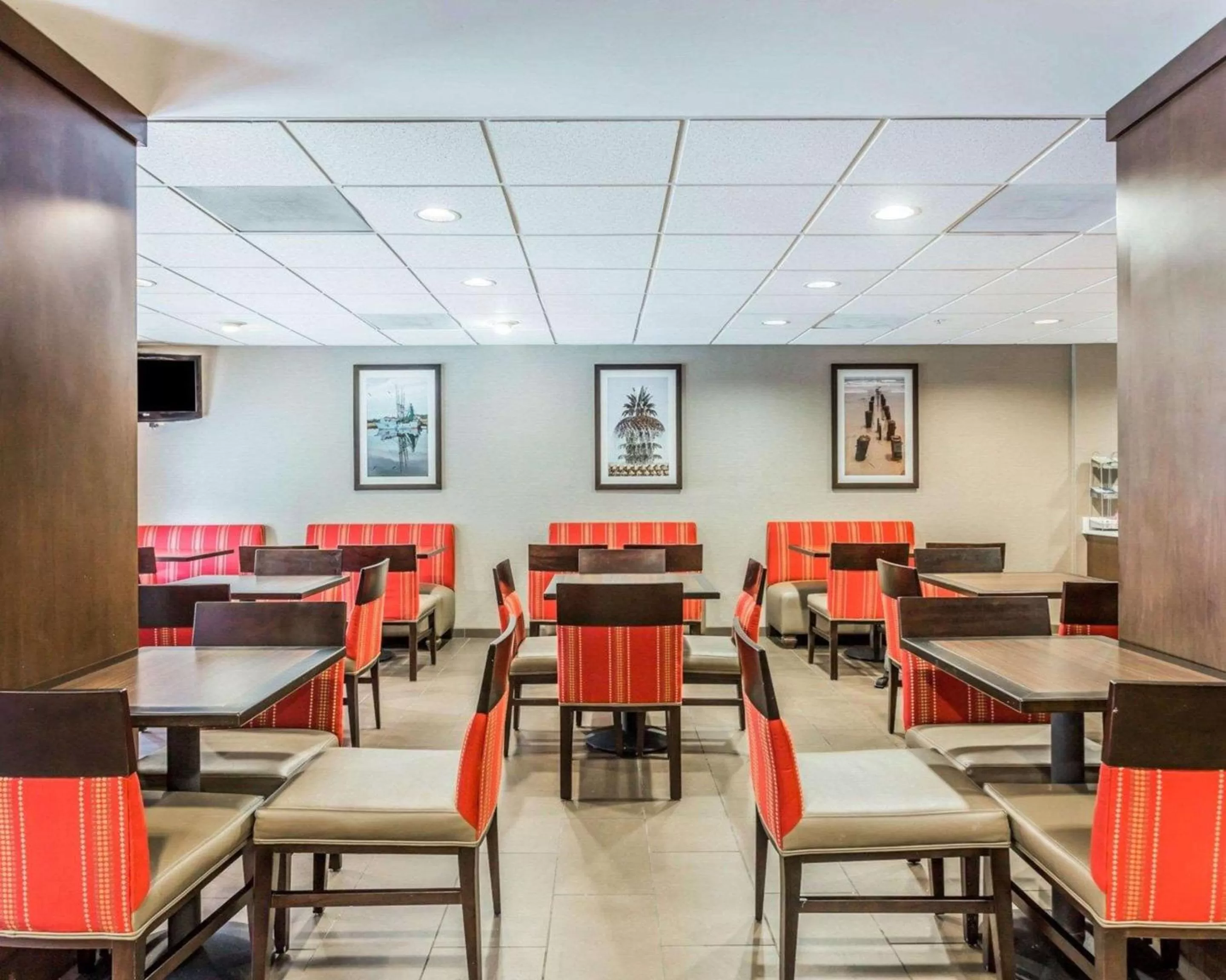 Restaurant/places to eat in Comfort Suites at Isle of Palms Connector