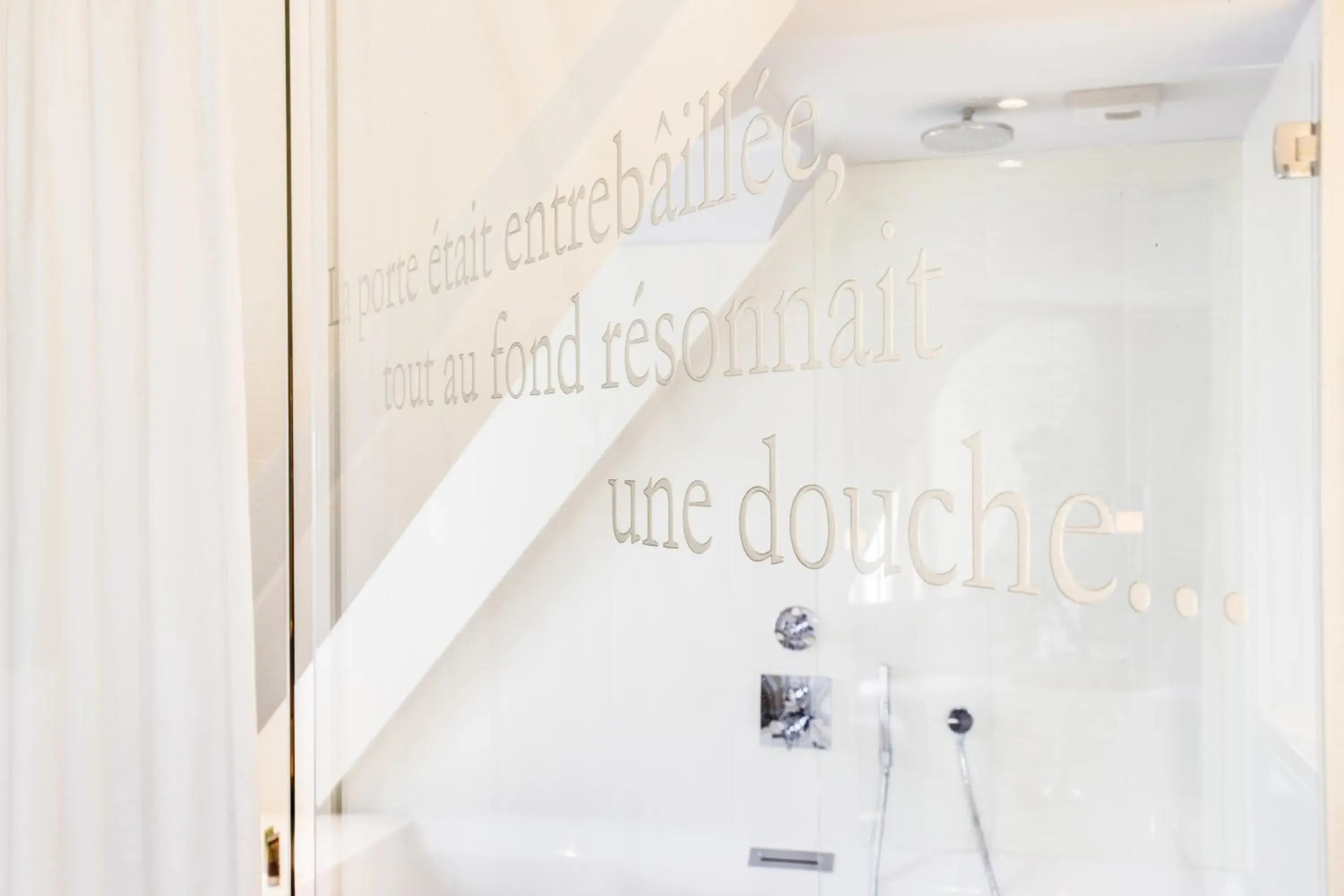 Bathroom in Le Pavillon Des Lettres