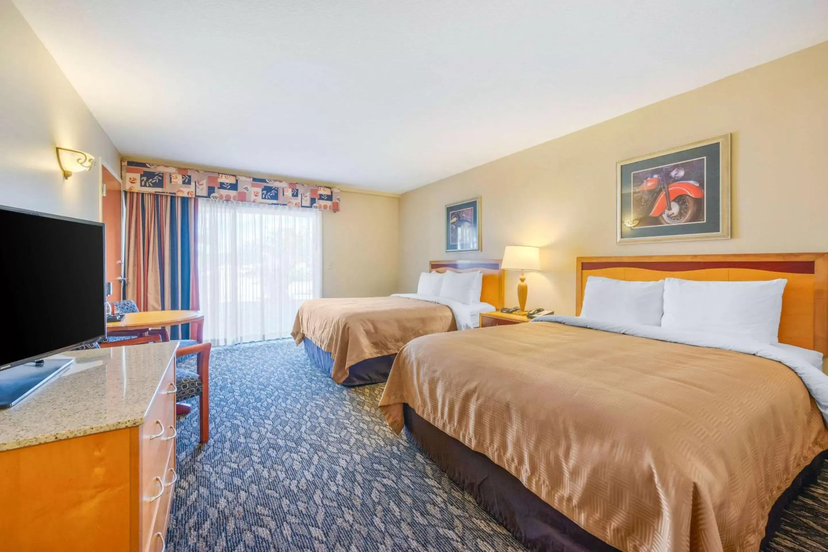 Photo of the whole room, Bed in Clarion Inn Ormond Beach at Destination Daytona